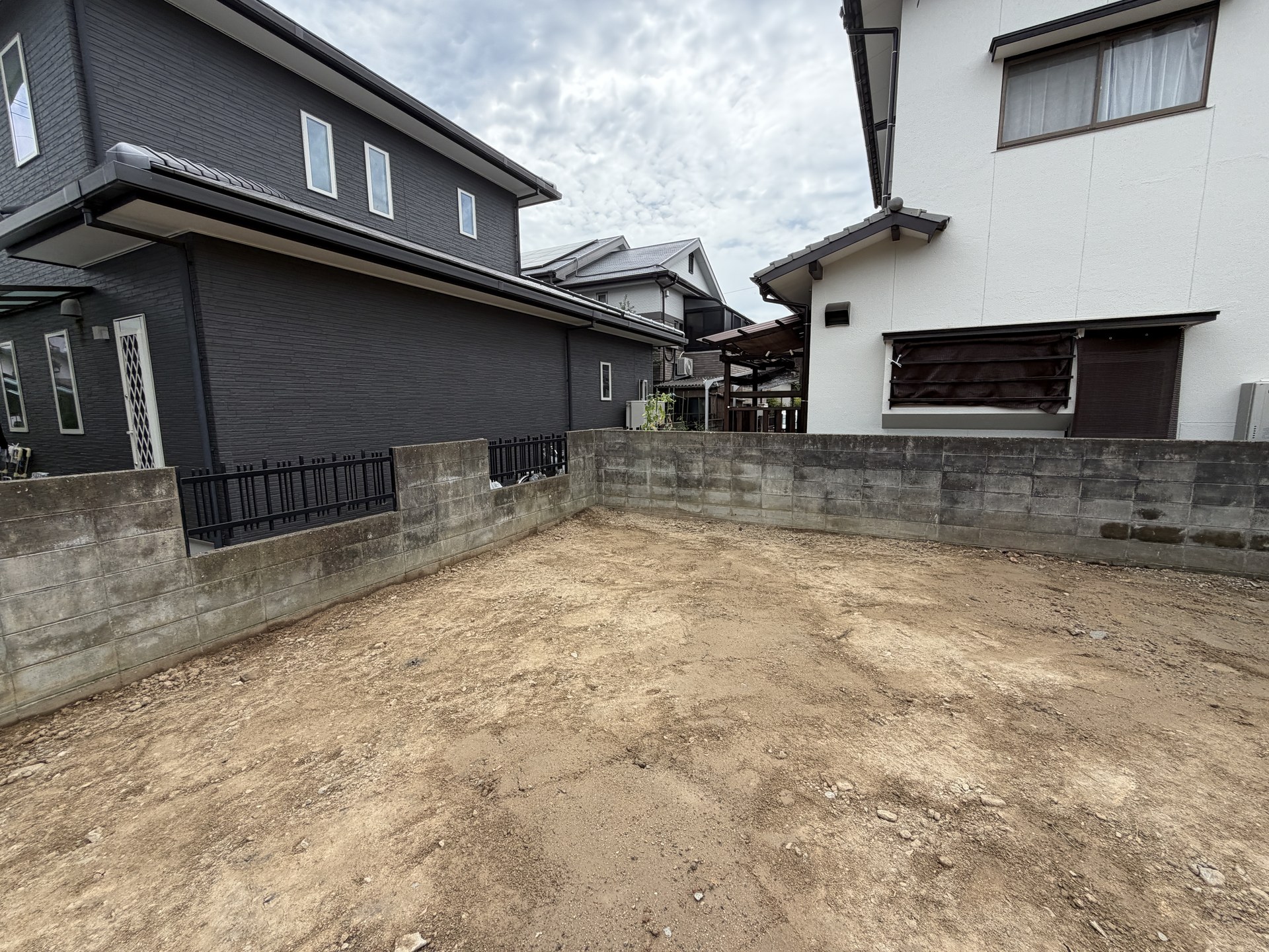 解体を終えた更地。四方をブロック塀に囲まれている