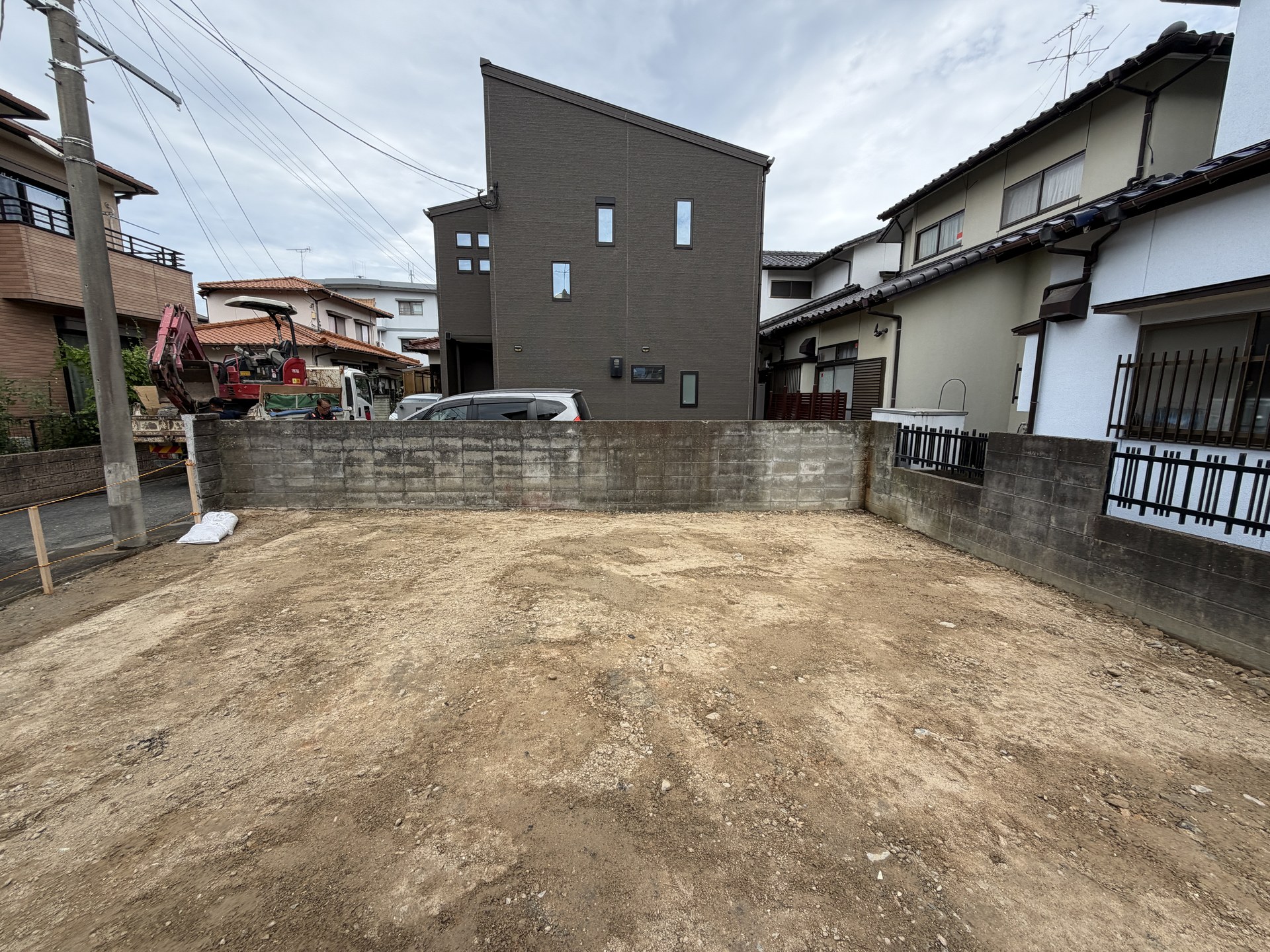 解体後の更地を広角で撮影。前面道路と周囲の住宅が写る