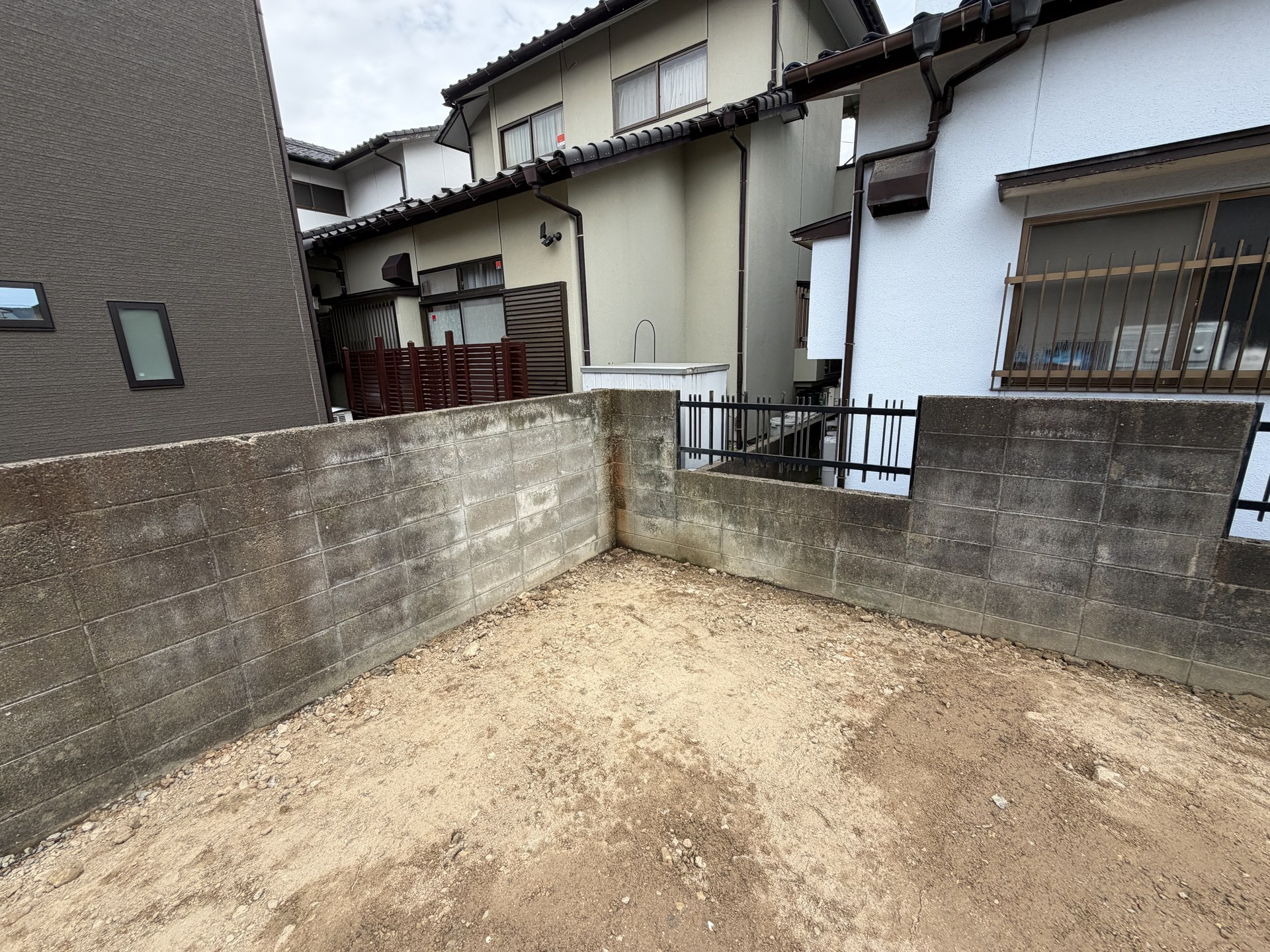 解体後の敷地の境界。ブロック塀と隣家の様子を記録した写真
