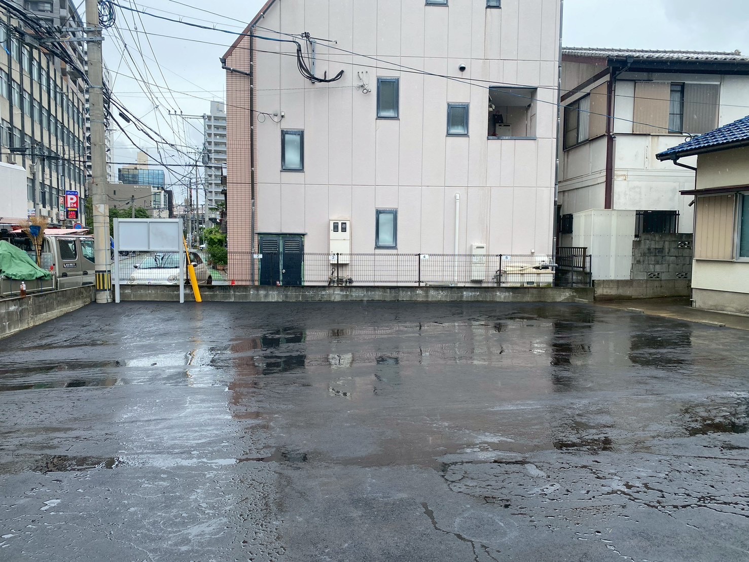 舗装が仕上がった跡地と、周囲に建ち並ぶ都心の建物