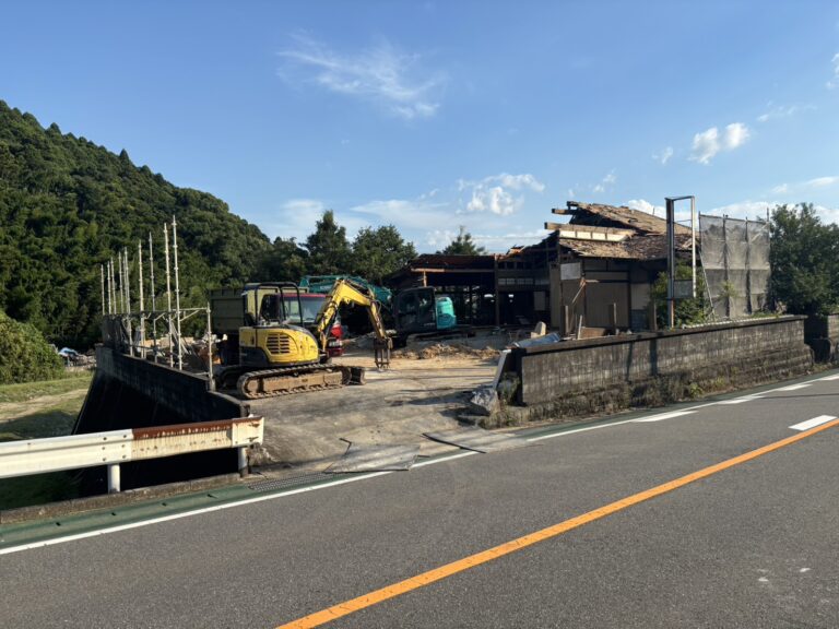 【筑紫野市】地中から現れた大きなコンクリート｜山を背にした県道沿いの解体現場レポート🚜