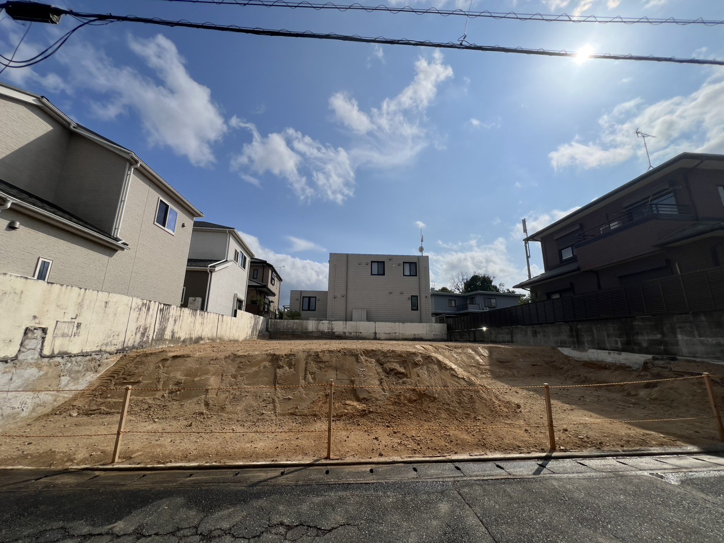 道路の正面から見た和田の解体完了後の敷地。両隣の住宅と敷地の高さの関係がわかる