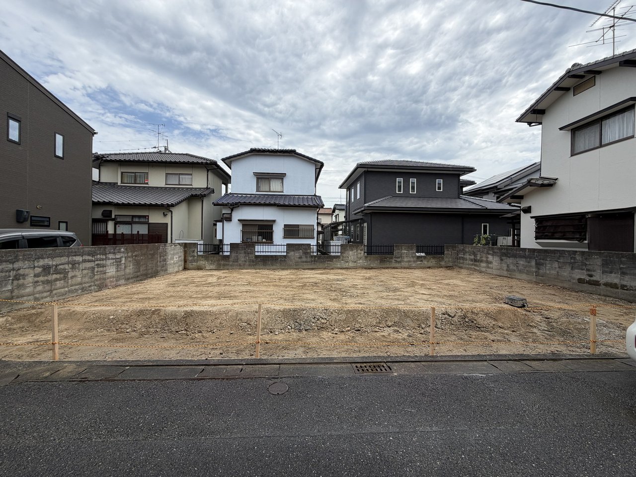福岡市早良区・賀茂の解体工事完了後の更地。道路の正面から撮影