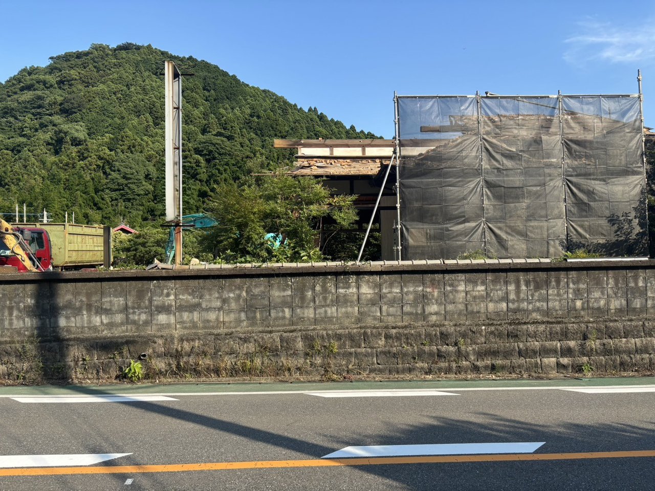 解体現場に張られた養生シート。粉じんの飛散を抑えるための備え