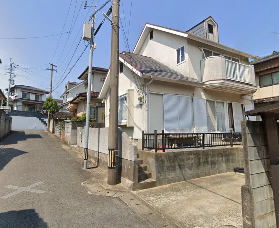 博多区浦田 木造2階建て住宅の解体前(道路から見た様子)