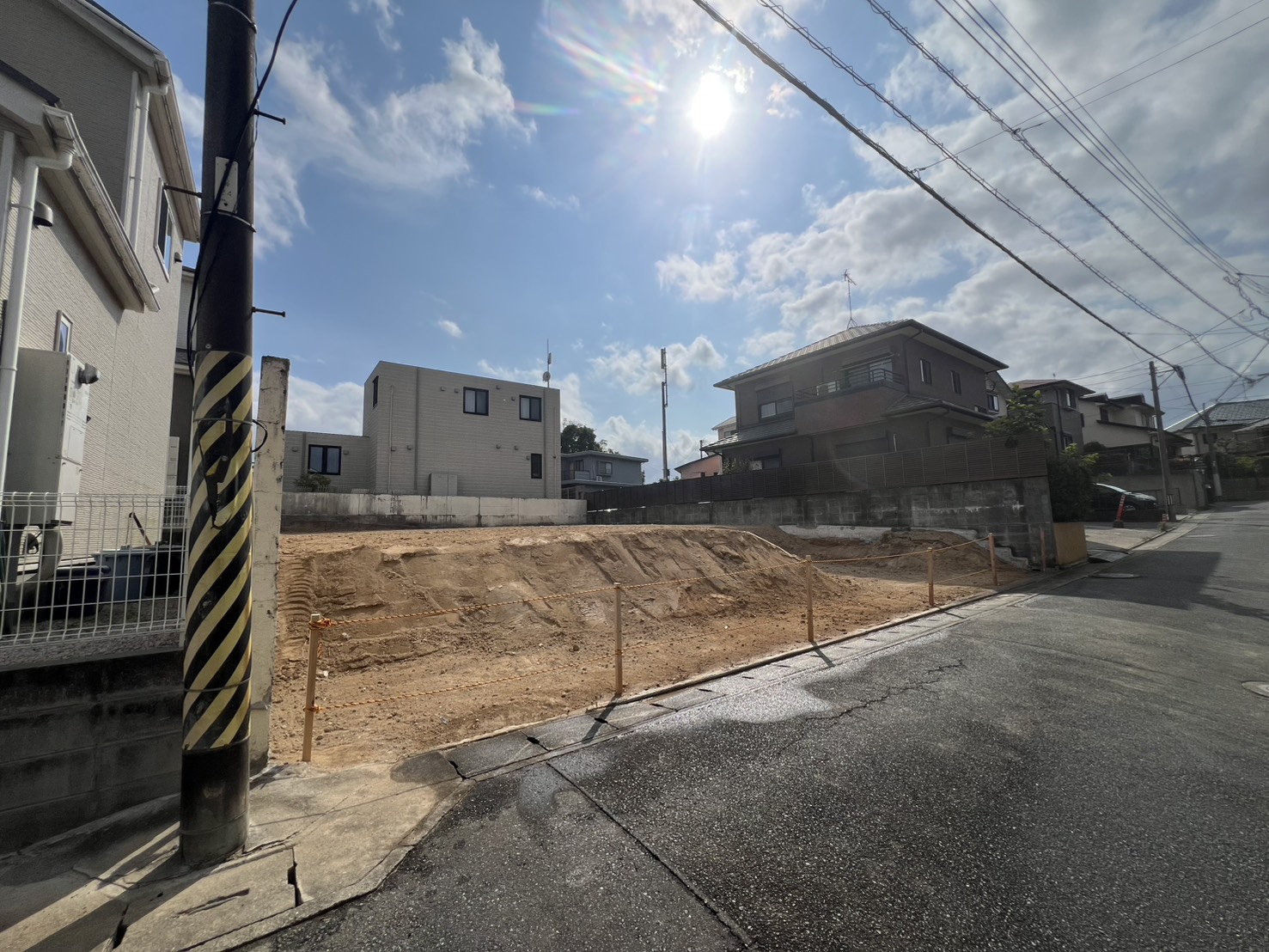 福岡市南区・和田の解体工事完了後の敷地。道路との高低差がある土のままの状態