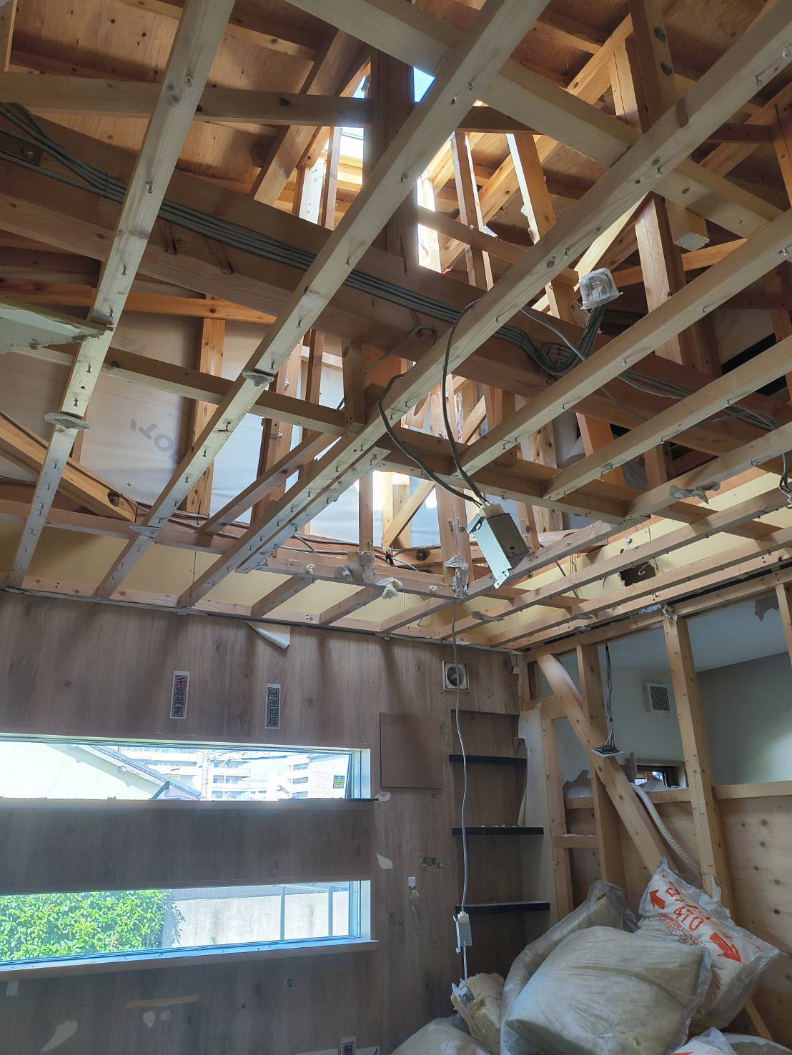 天井を外して現れた木造の小屋組み。屋根裏の構造材があらわになっている