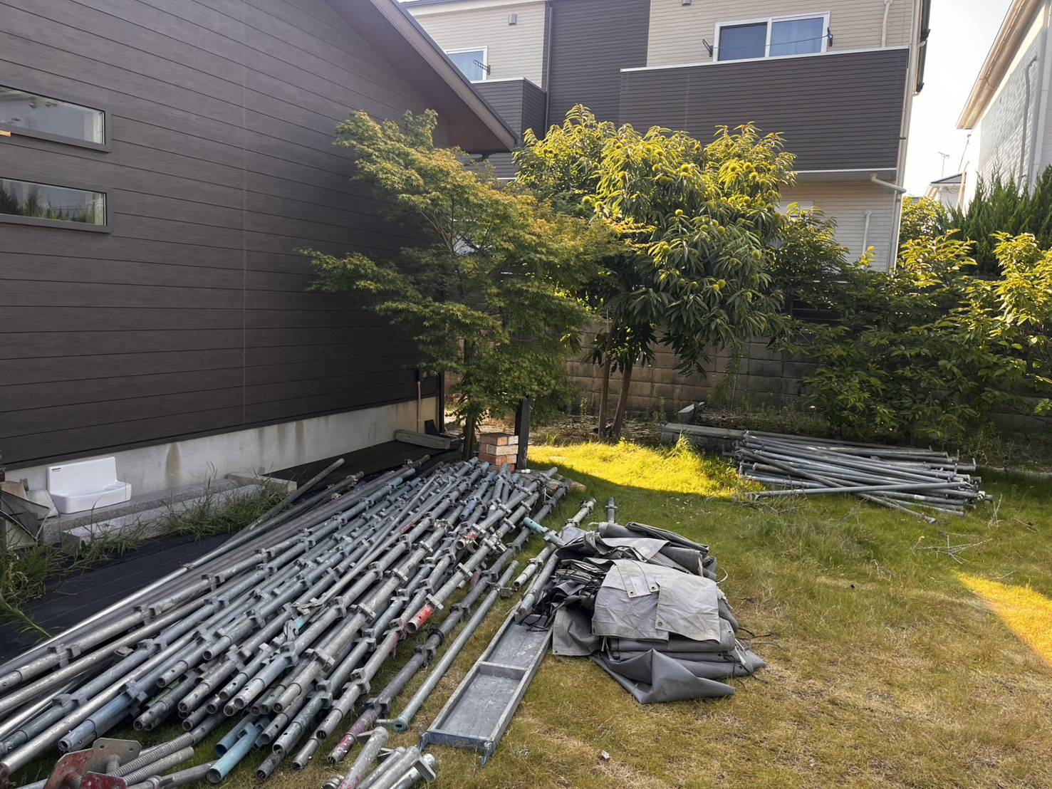 庭に搬入された足場材。これから足場を組む準備が整った状態