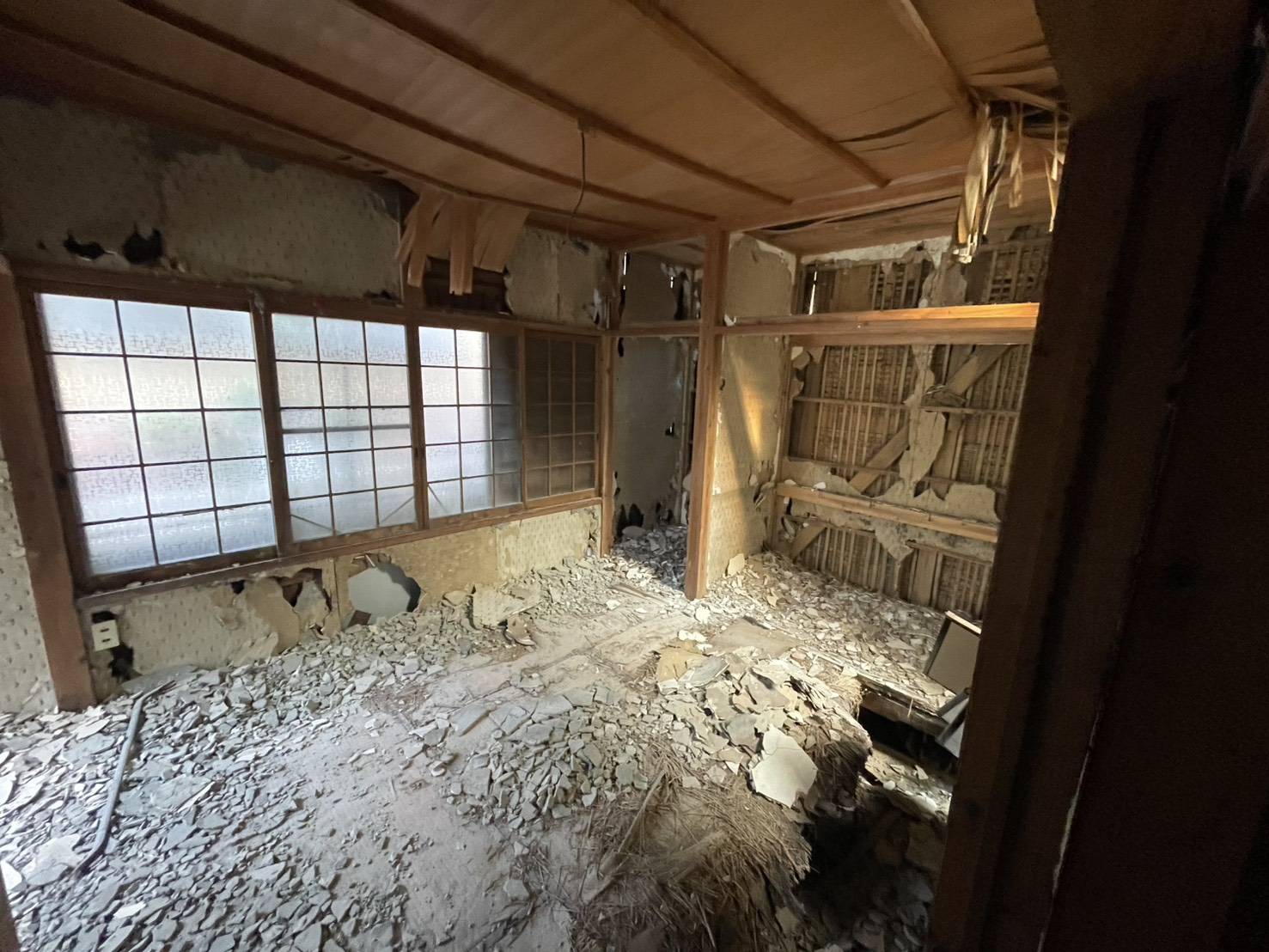 那珂川市松木、内部解体で土壁が落とされ竹の下地があらわれた和室