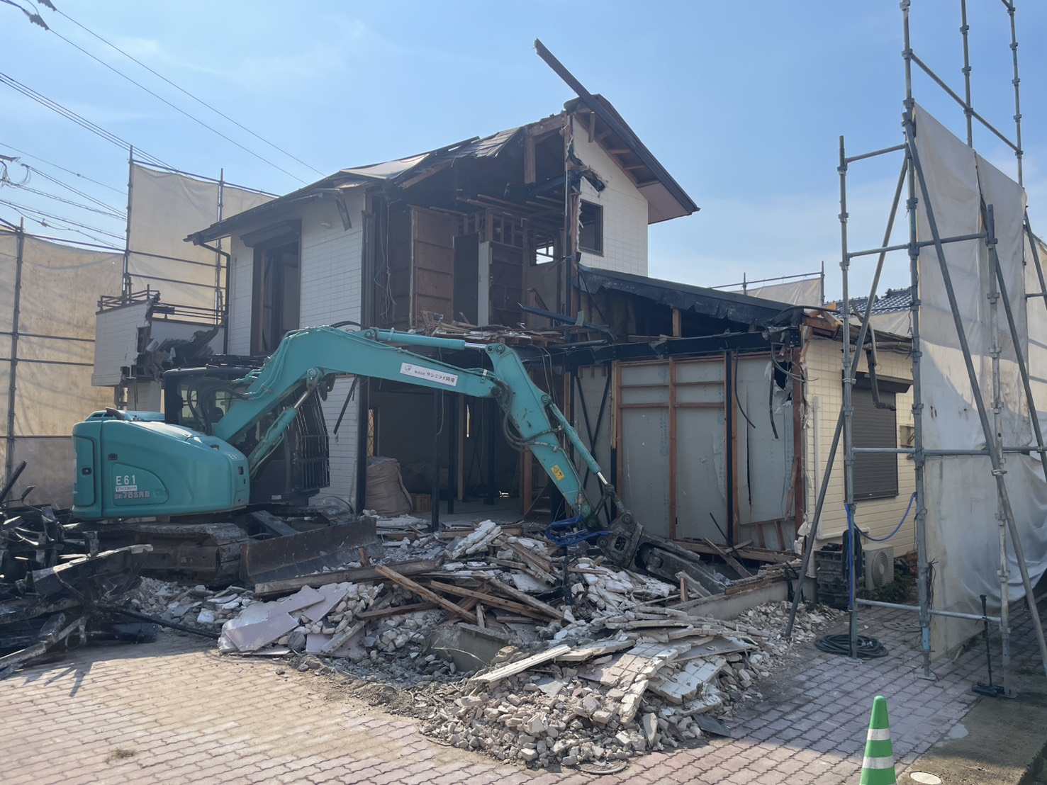 福岡市城南区堤、重機で解体が進み半分ほど残った木造2階建て住宅