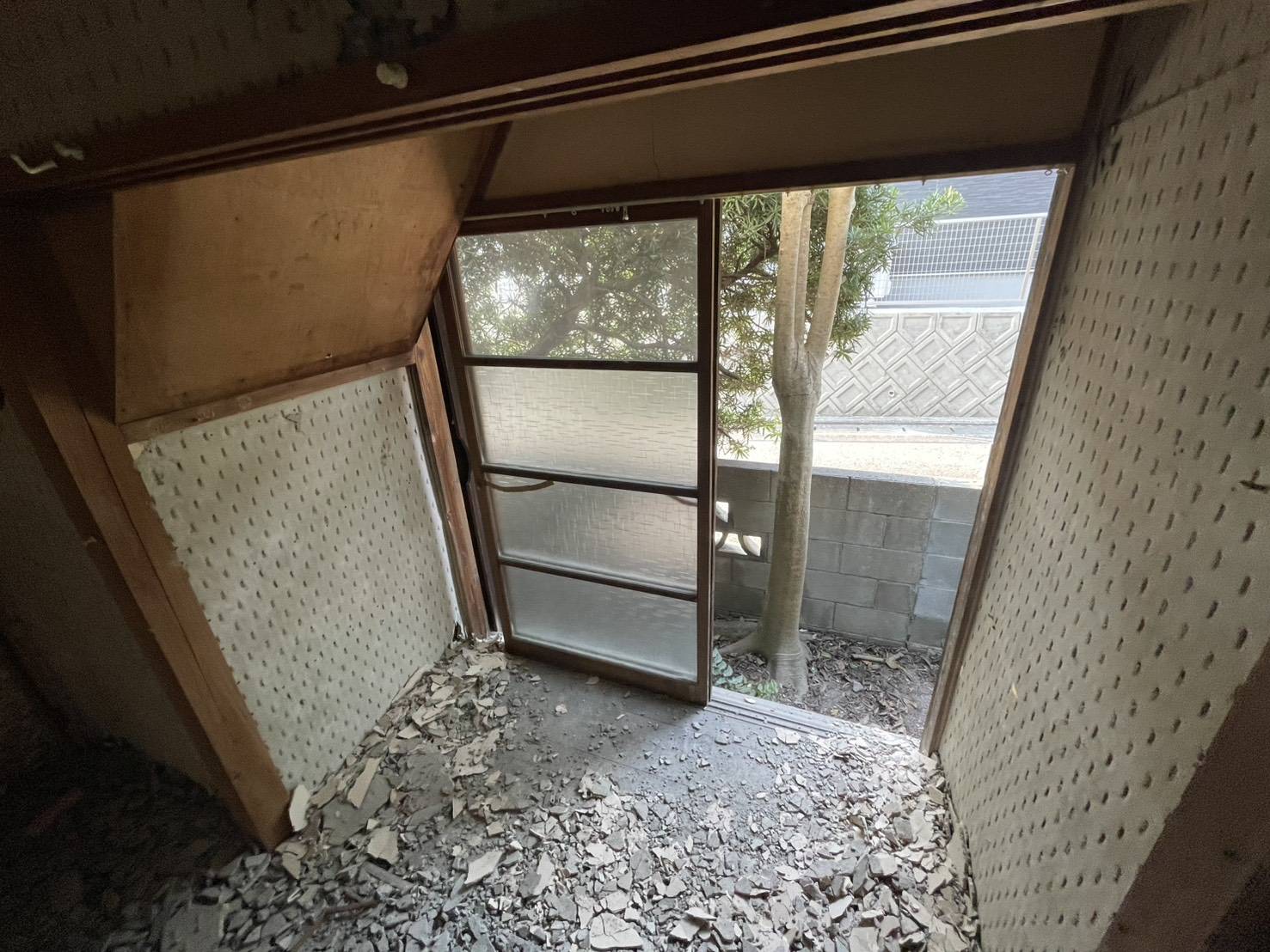 那珂川市松木、内部解体中の住宅の縁側から見た庭の植栽