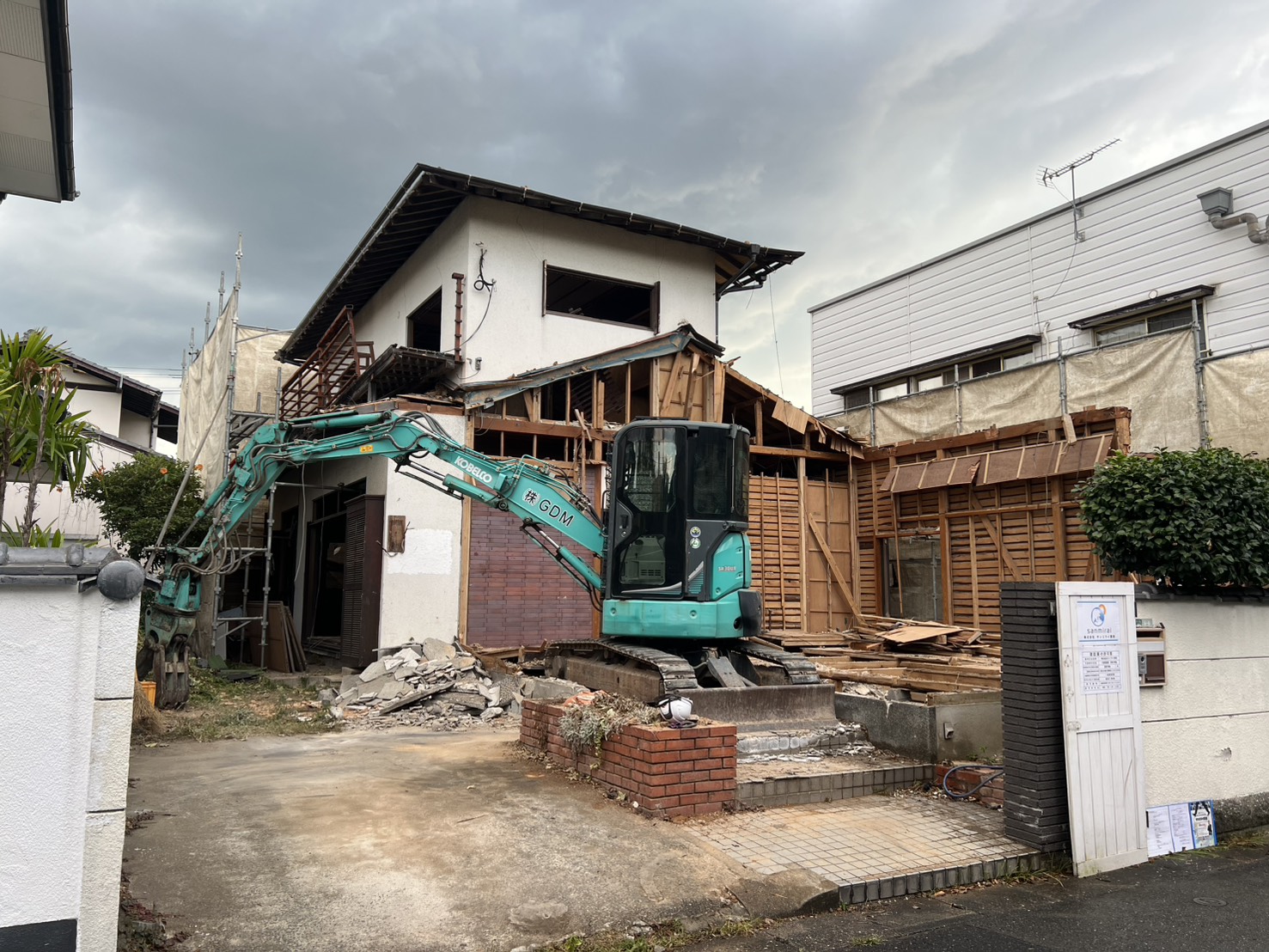 早良区有田の解体現場、下屋の木組みがあらわになった様子