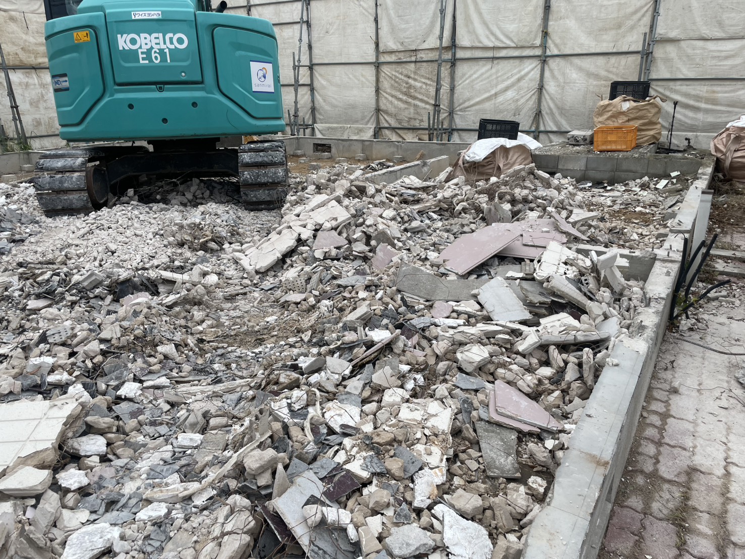 福岡市城南区堤、分別前のコンクリートがらの山と重機