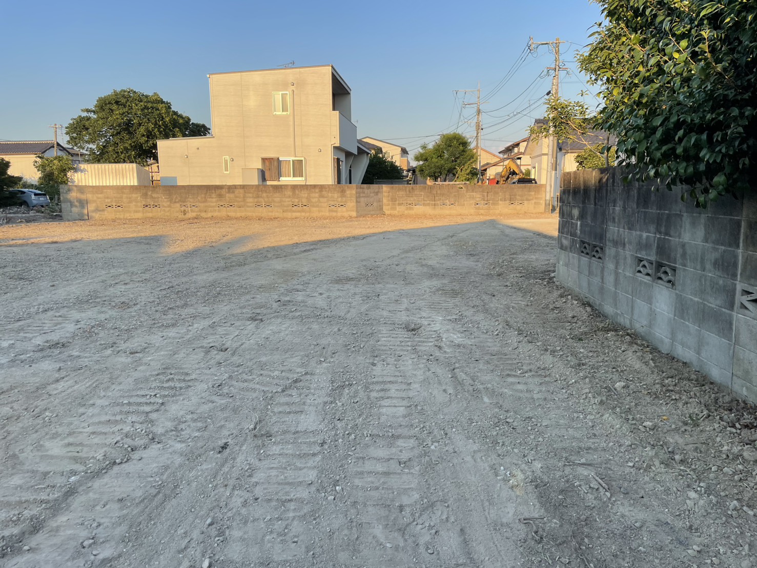 佐賀市水ケ江、整地が完了した土地と夕方の街並み
