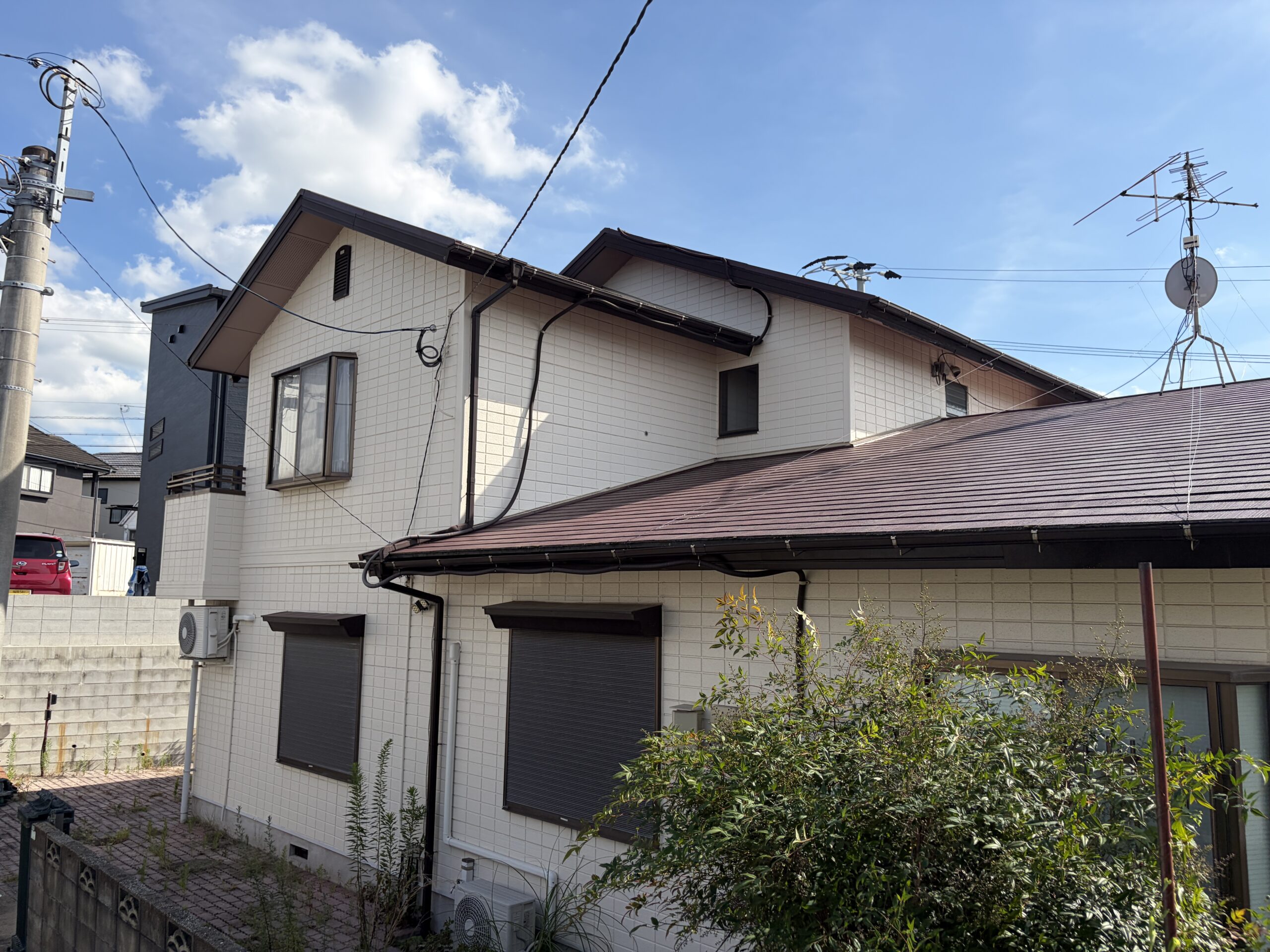 お住まいの外観、屋根とバルコニーの様子