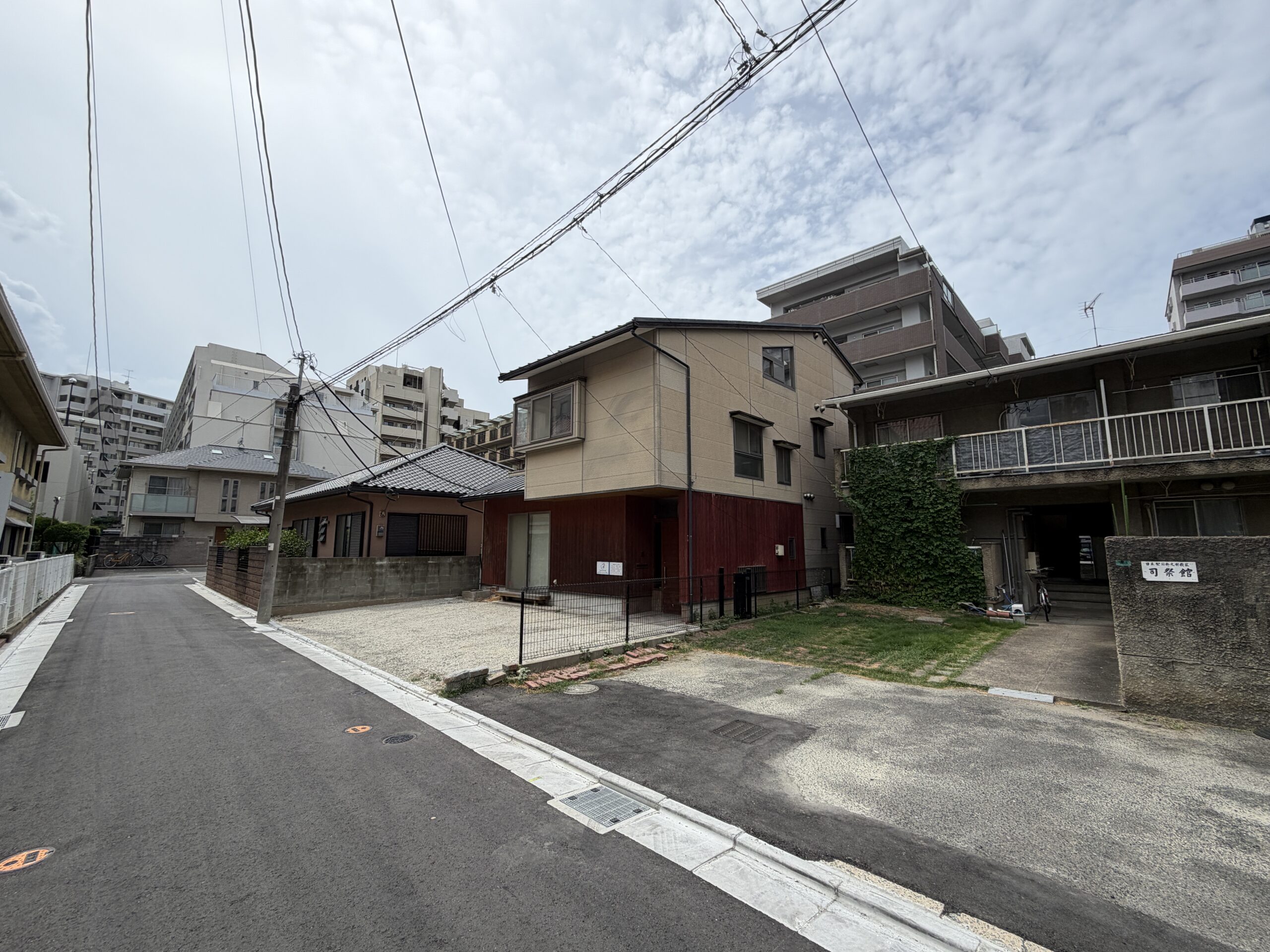 福岡市中央区草香江、道路から見た住宅街とお住まいの全景