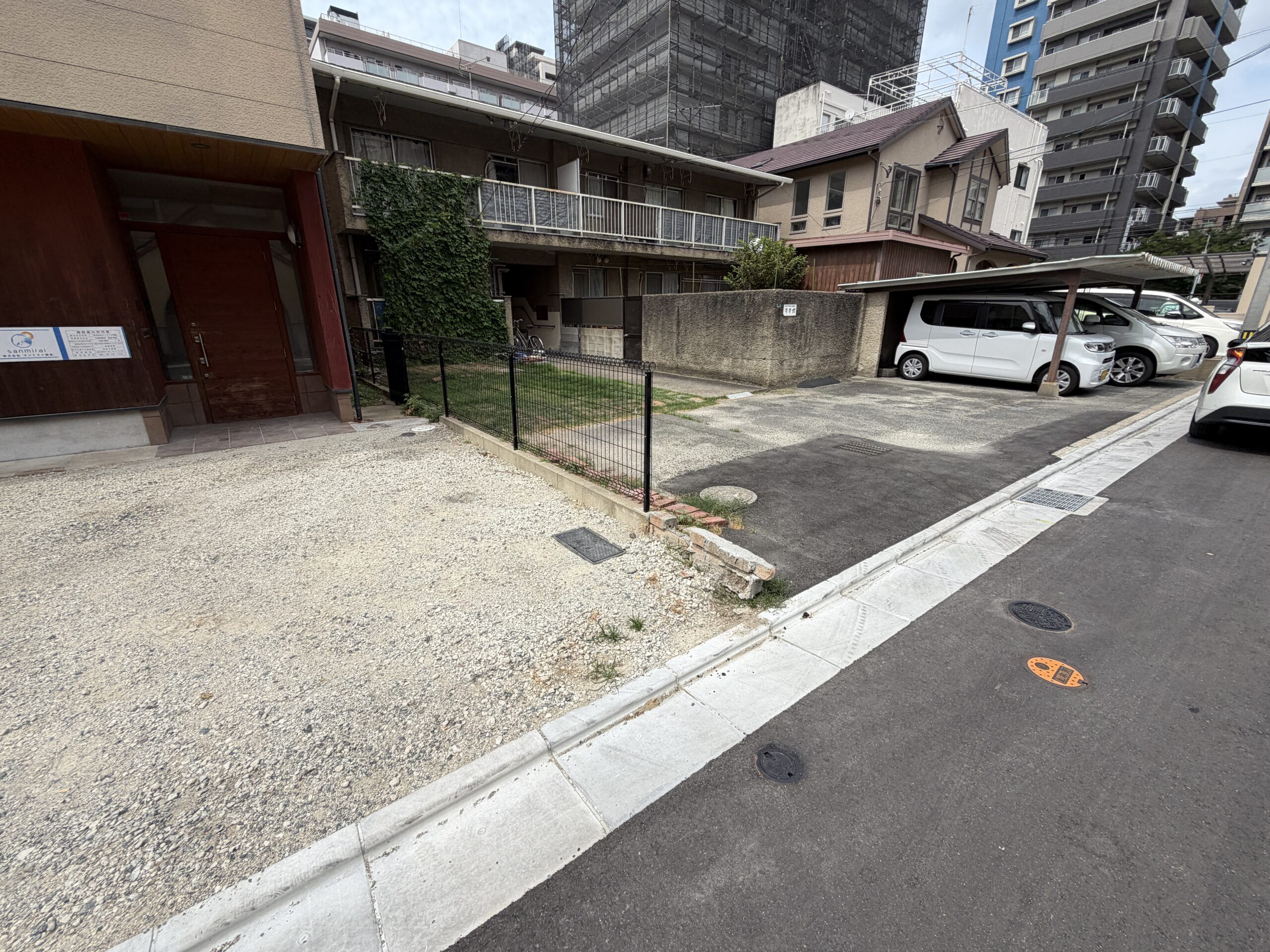 隣接する空き地を含む、お住まい周辺の様子