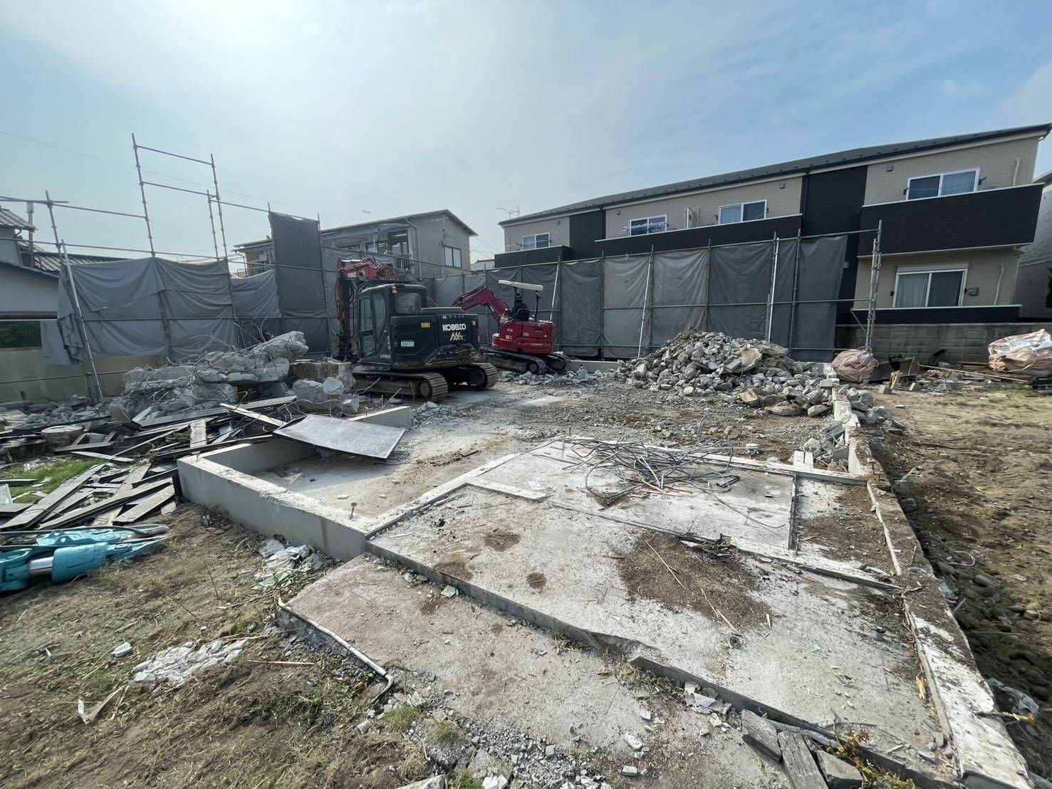 福岡市南区横手、基礎のガラを重機で撤去する様子