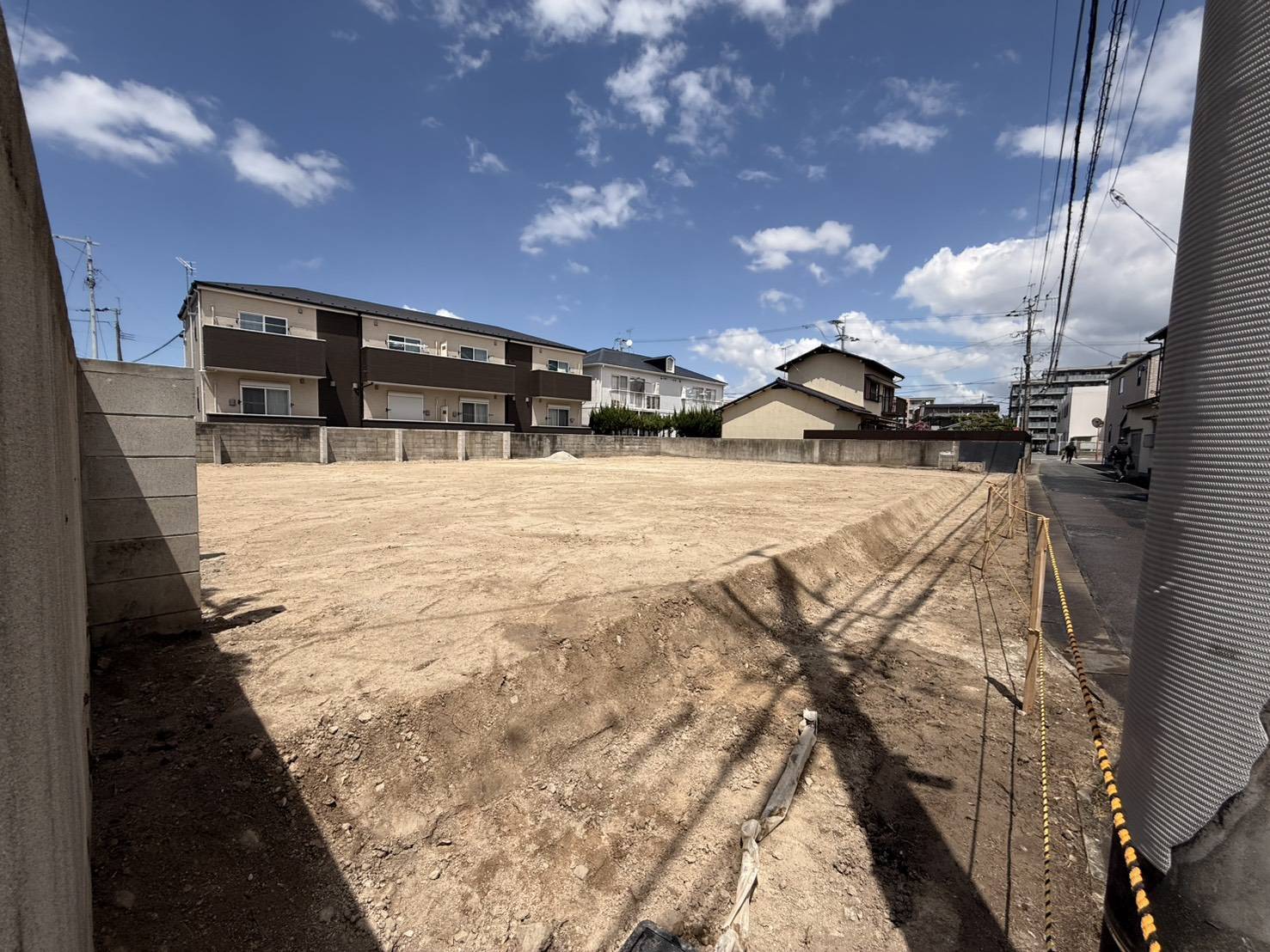 道路側から見た更地全体の様子
