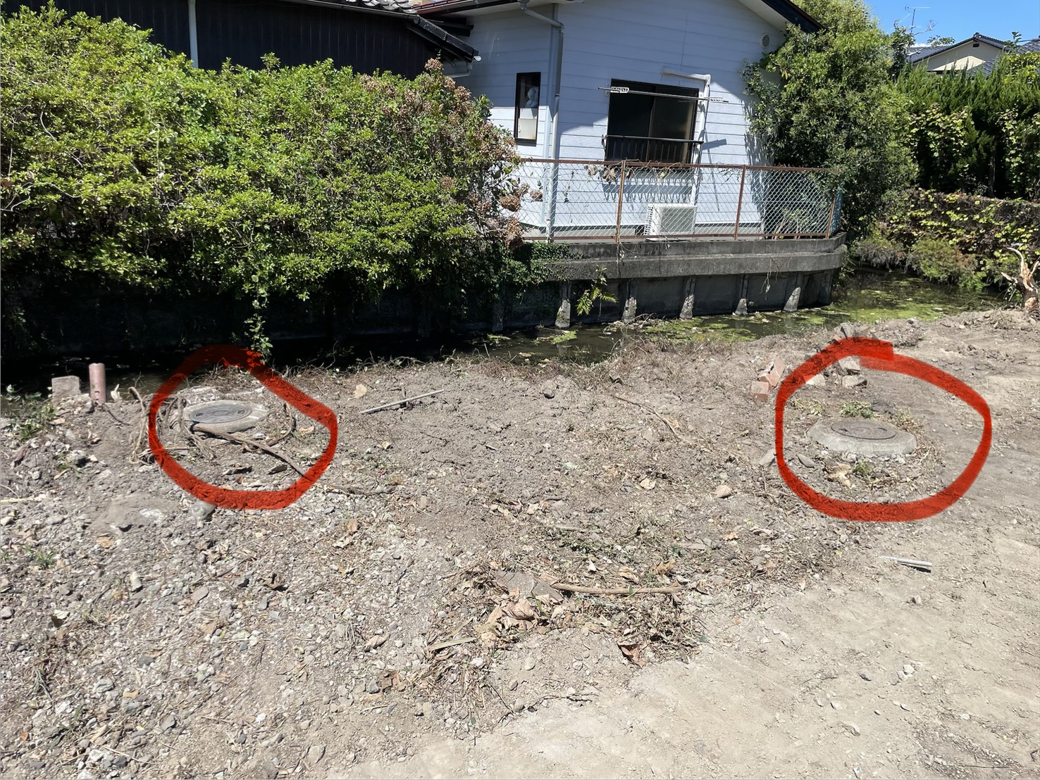 佐賀市水ケ江、草を刈って現れた二か所の桝のふた(赤丸で記録)