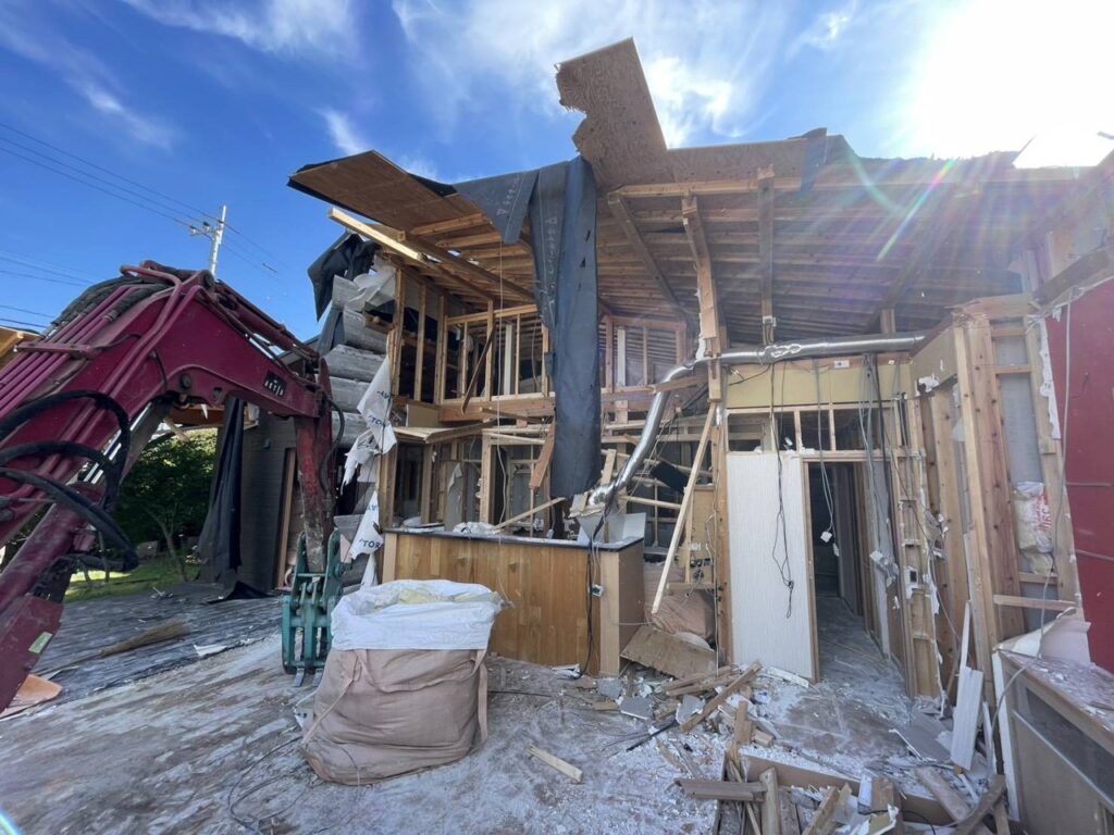 【福岡市南区】横手の現場、養生の中で重機が建物を崩していきます🚜