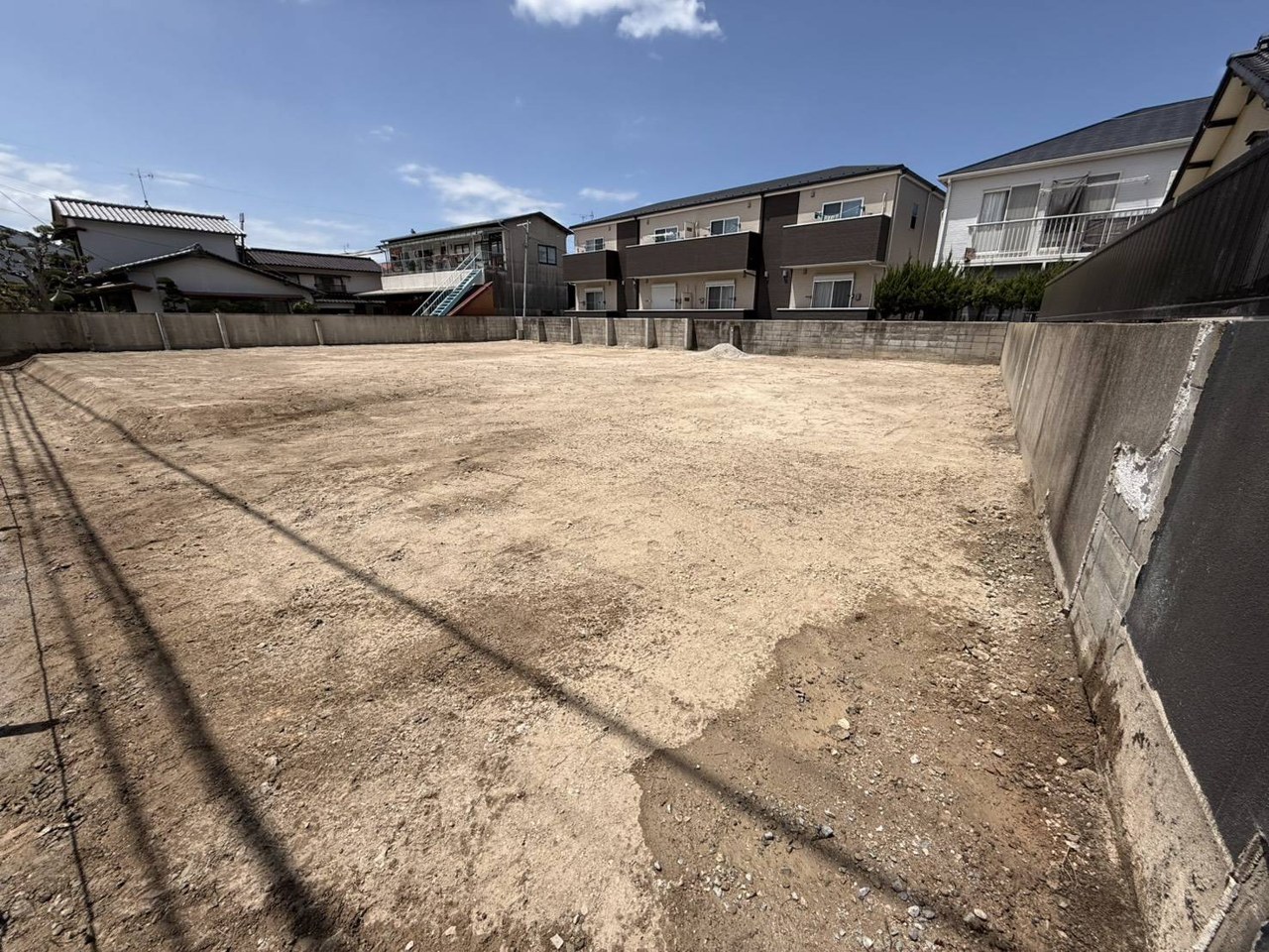 更地の一角、周辺の住宅街と境界の様子