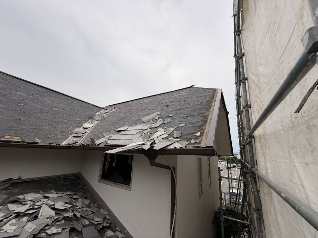 【福岡市東区】屋根は、1枚ずつ手で降ろします｜松香台の解体現場レポート🔨