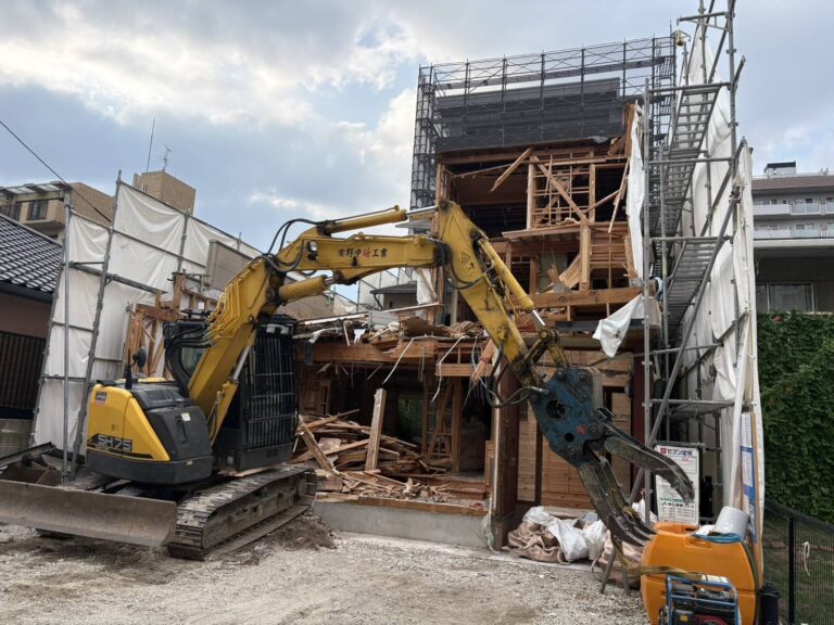 【福岡市中央区】草香江の解体、重機が入りました｜工程を「黒板」で記録しながら進めています🚜
