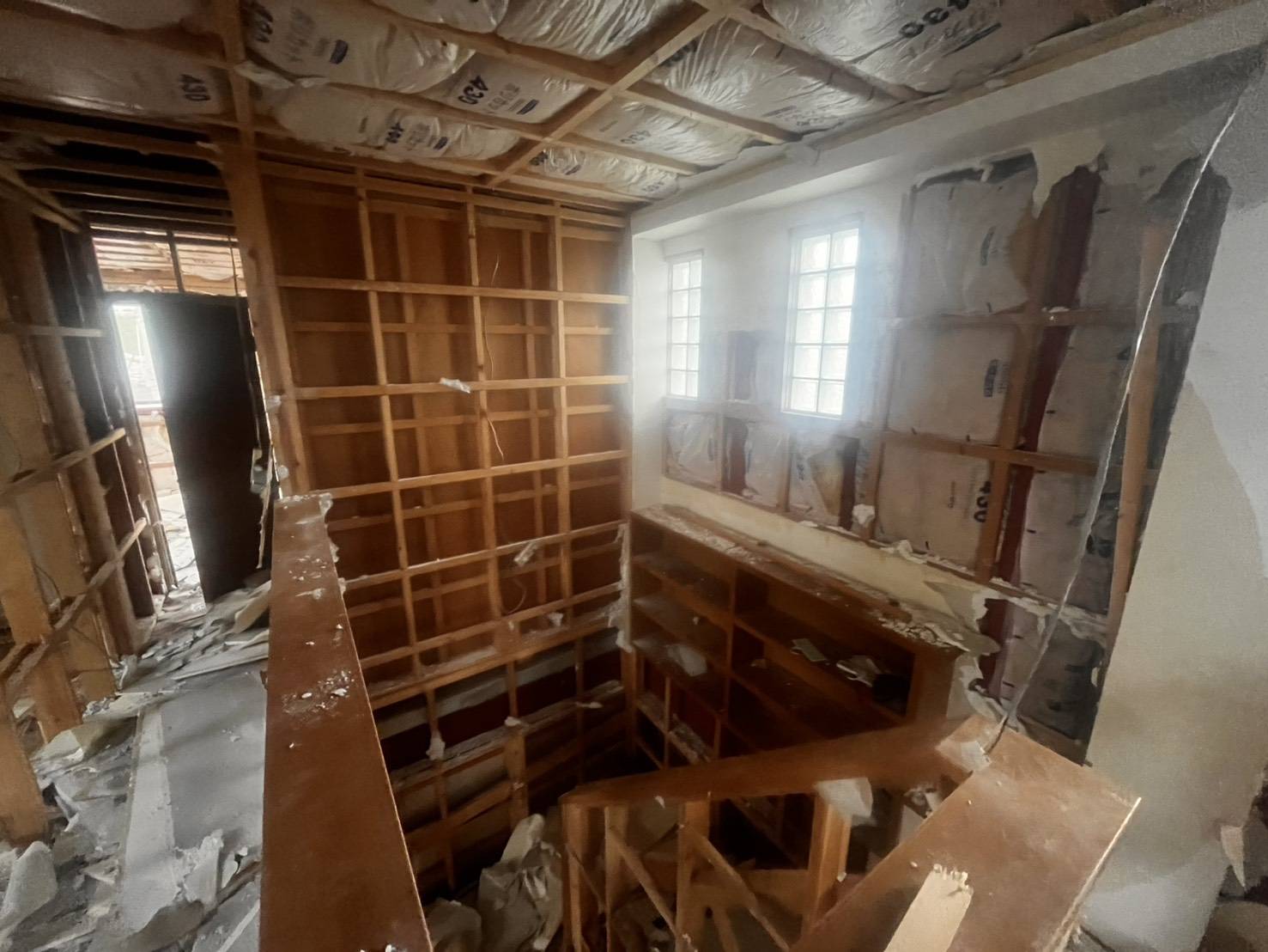 内装材をはがし、階段まわりの骨組みがあらわれた3階建て住宅の内部