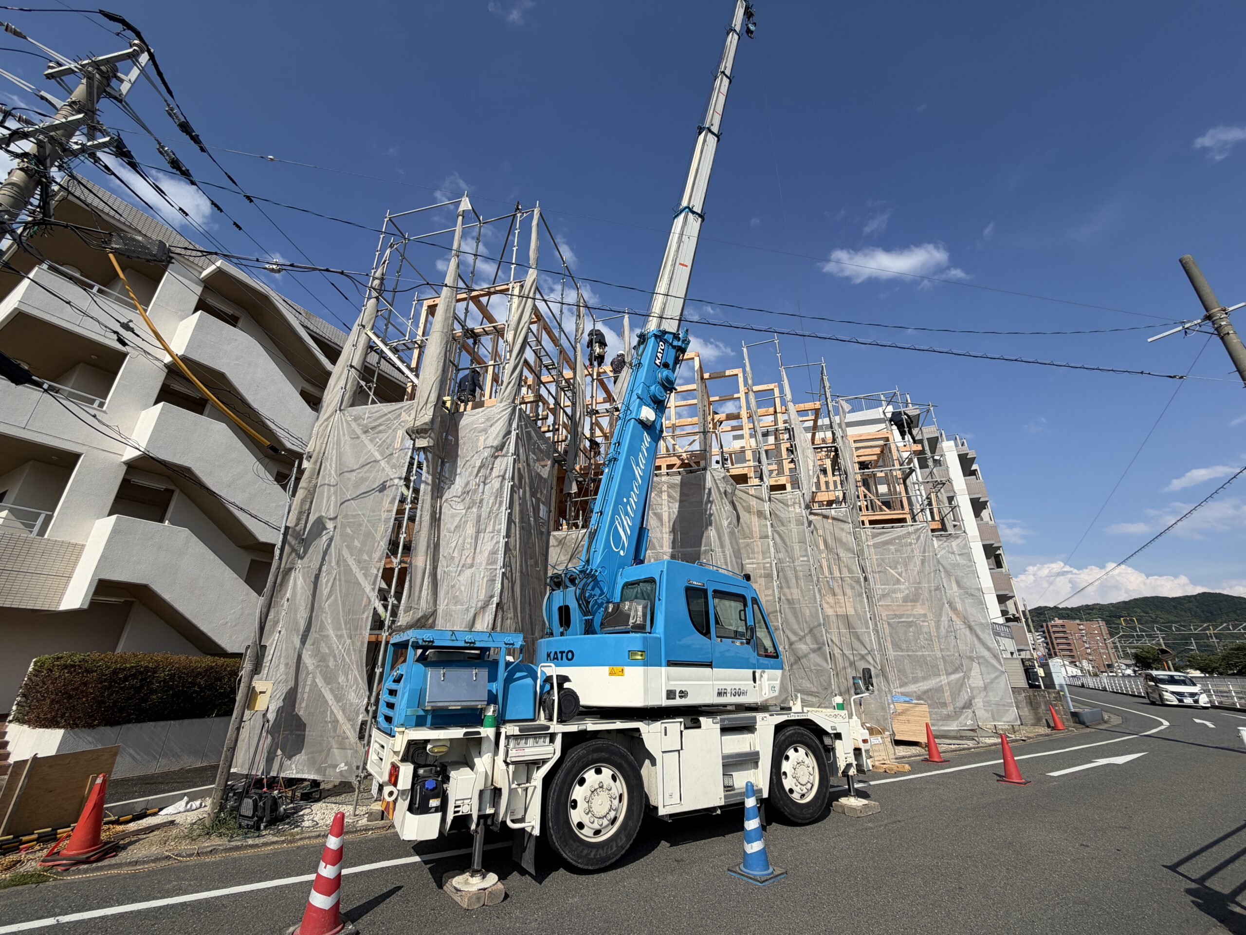 今宿駅前の建て方現場に設置されたラフタークレーン
