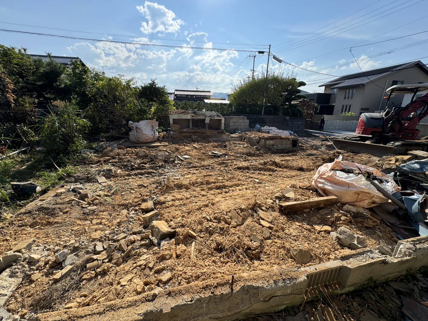 解体後の敷地に掘り起こされた土と、庭木の根