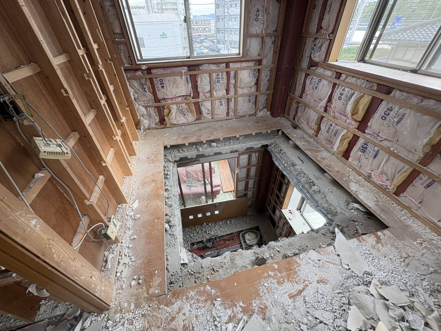3階建て住宅の内部解体で、床の一部を開口し下の階が見える状態