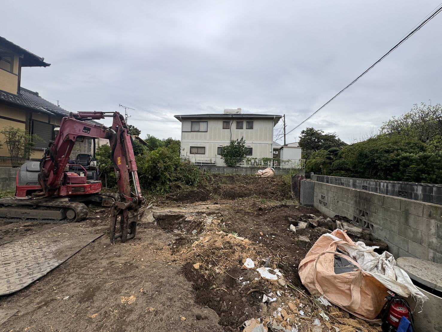 那珂川市松木の現場で、重機が土をならして整地を進めている様子