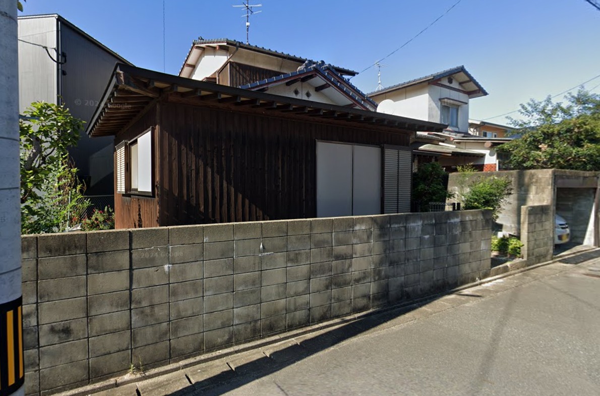 道路沿いに長いブロック塀が続く、着工前の木造住宅(福岡県福津市の施工事例)