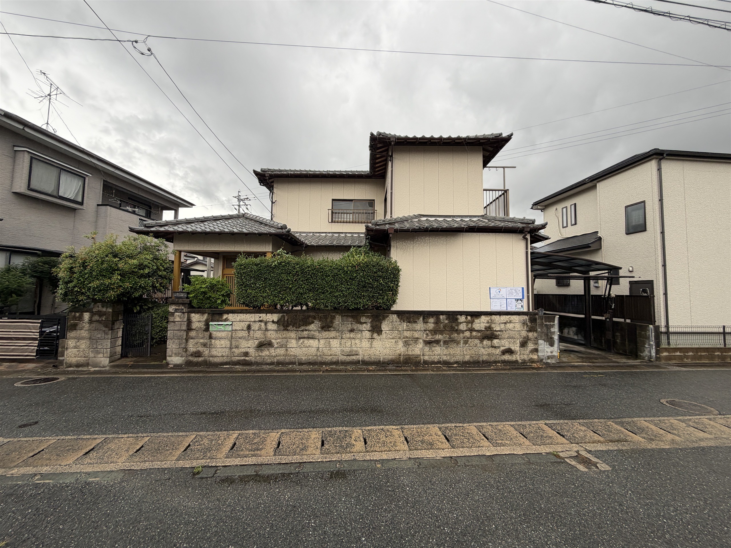 瓦屋根の木造2階建て、賀茂のお住まいの正面