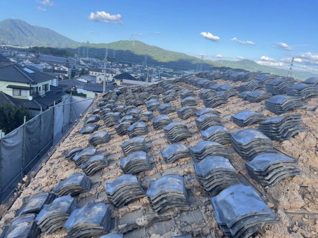 【筑紫野市】桜台の大きな瓦屋根、瓦の下から現れた「土」｜木造2階建ての解体レポート🔨