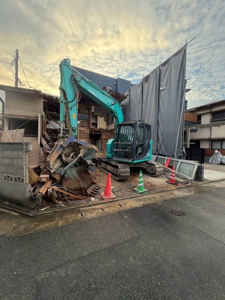 【福岡市中央区】港の昔ながらの木造2階建て、解体に着手しました｜建物どうしが近い現場で🏠