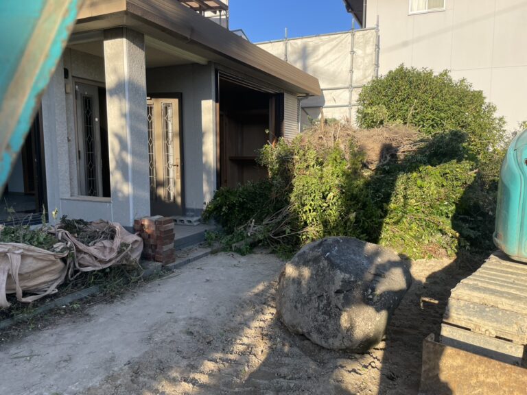 【福岡市早良区】飯倉の軽量鉄骨2階建て、解体工事が始まりました｜庭木を切り、建物をシートで覆うまで🌳