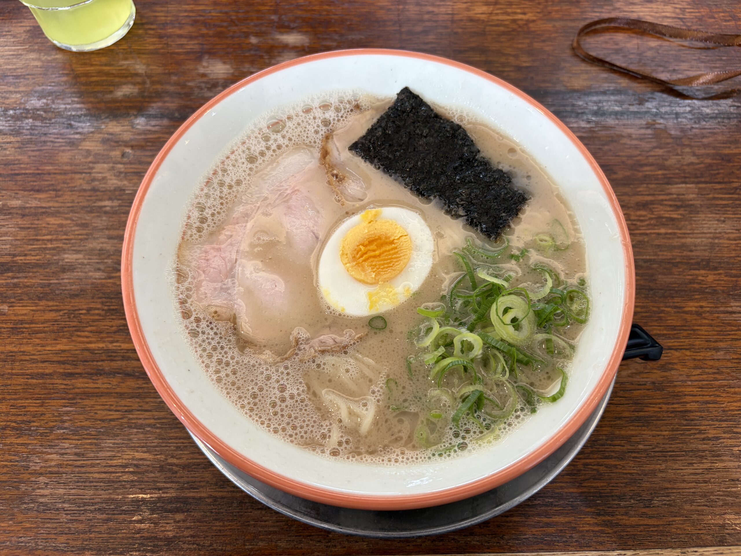 豚骨スープに、チャーシュー、半熟の煮卵、海苔、たっぷりの青ねぎがのったラーメン