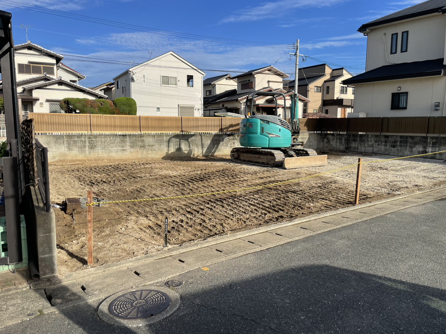 解体工事を終えて更地になった賀茂の現場を道路側から見たところ