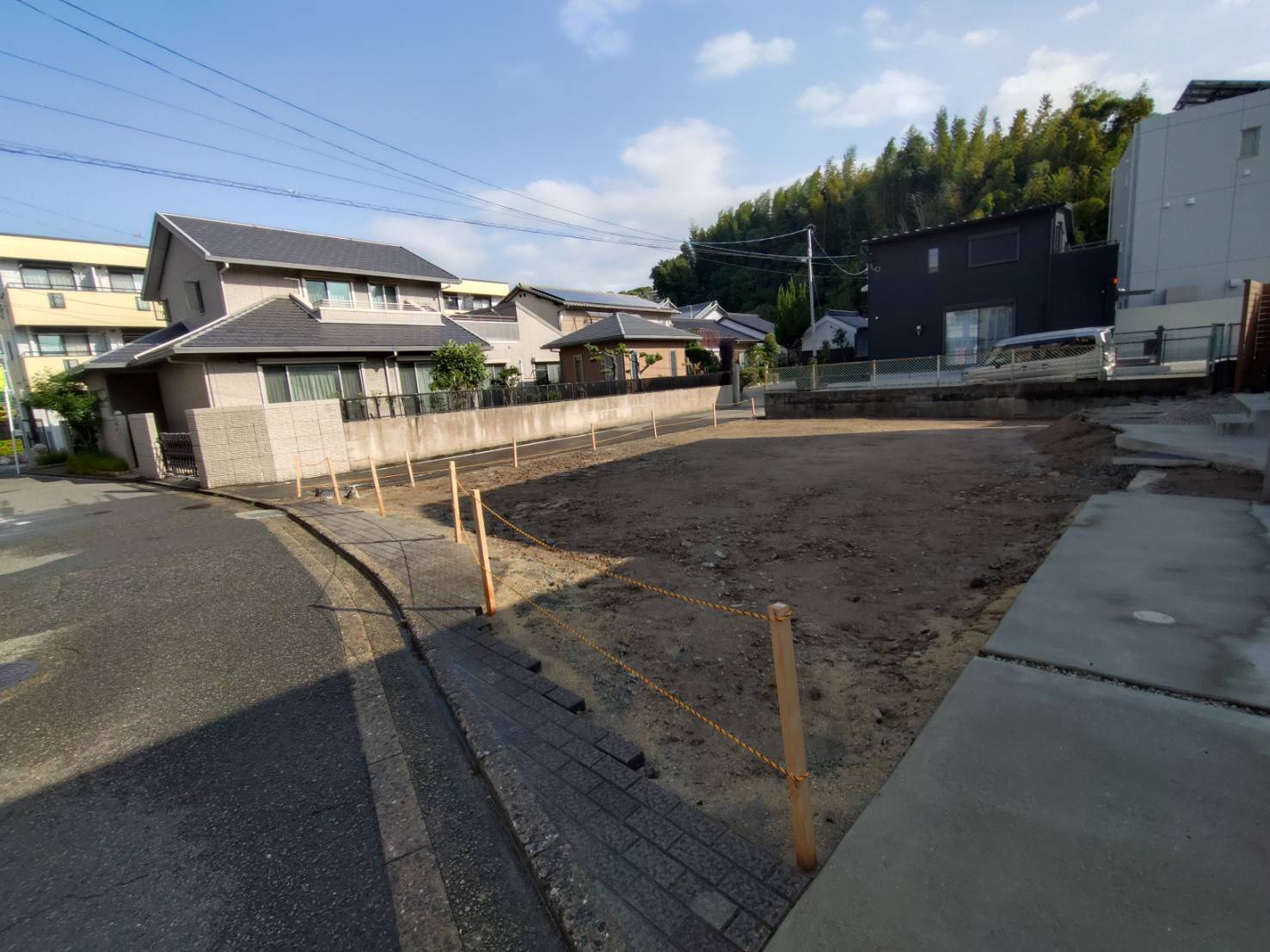 解体工事を終え、杭とロープで囲った博多区空港前の土地