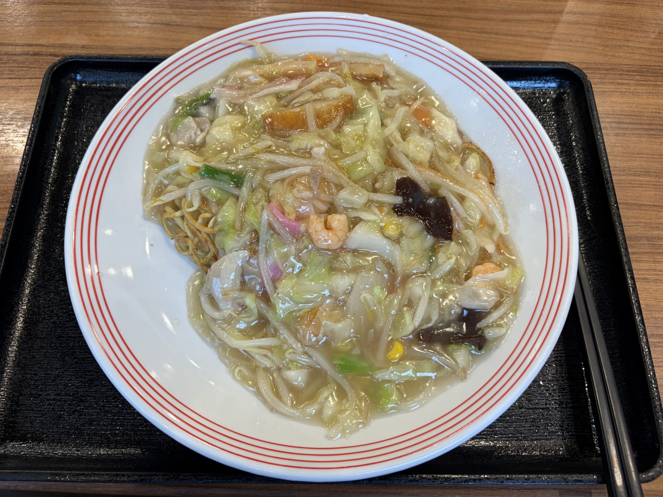 キャベツやもやし、えび、きくらげがたっぷり入ったあんがかかった、焼き太麺の皿うどん