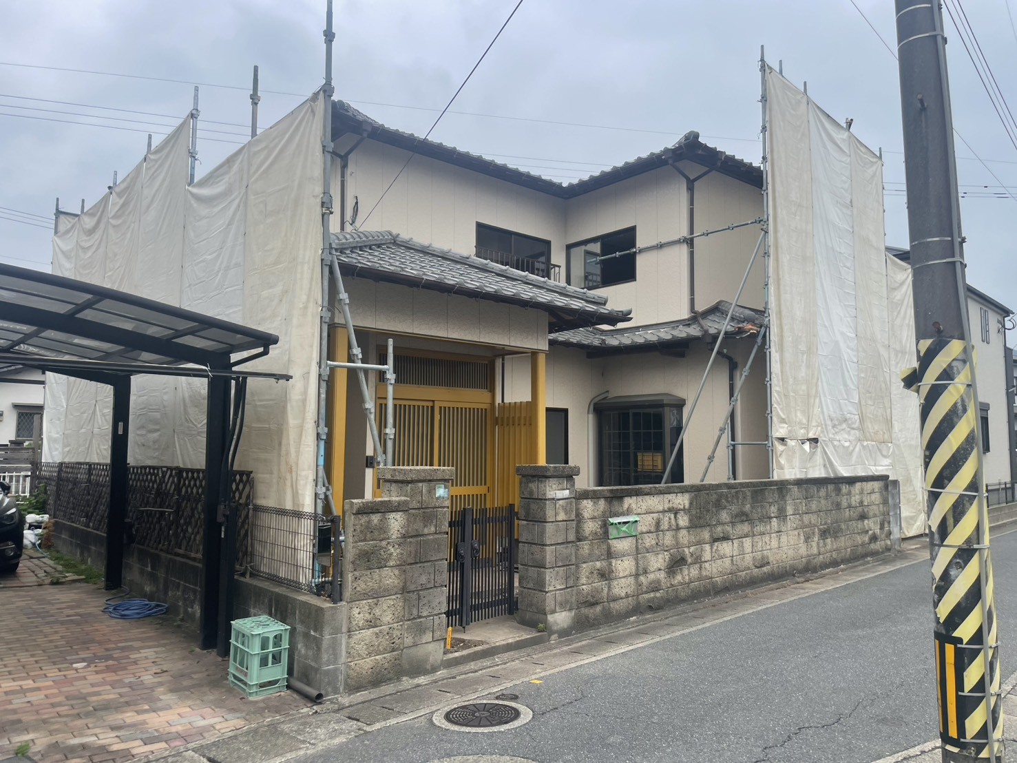 足場と養生シートで囲った、賀茂の木造2階建て