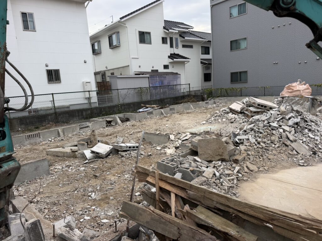 【久留米市】西町の共同住宅、解体が進み、地中から植木鉢が出てきました｜解体中の現場レポート🔨
