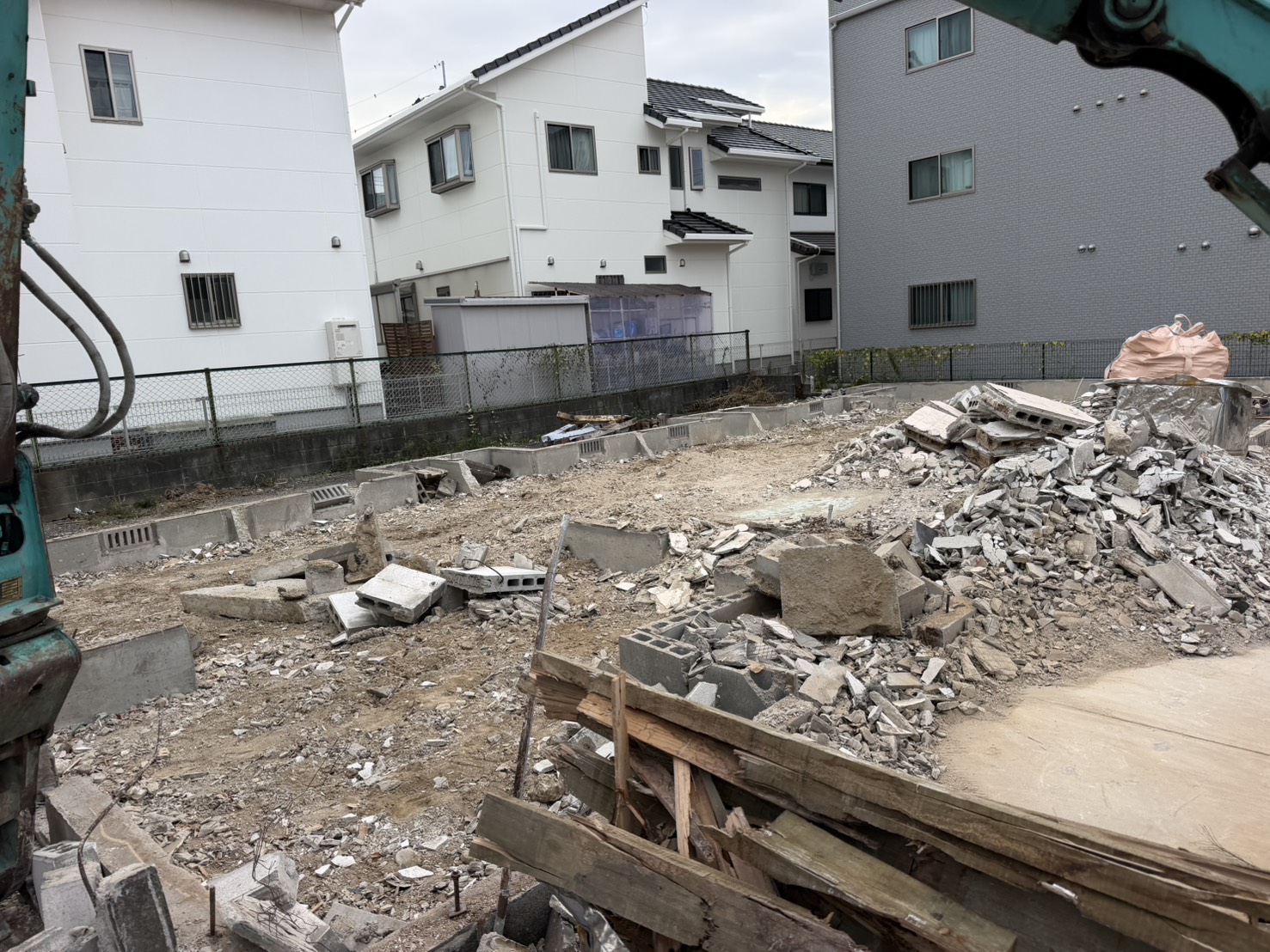 建物がなくなり、基礎とがれきが残る久留米市西町の敷地