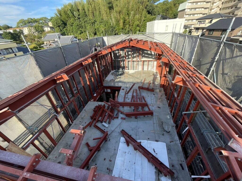 【福岡市博多区】空港前の3階建て、内装の下から鉄骨の骨組みが現れました｜解体中の現場レポート🔨
