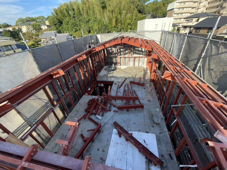 【福岡市博多区】空港前の3階建て、内装の下から鉄骨の骨組みが現れました｜解体中の現場レポート🔨