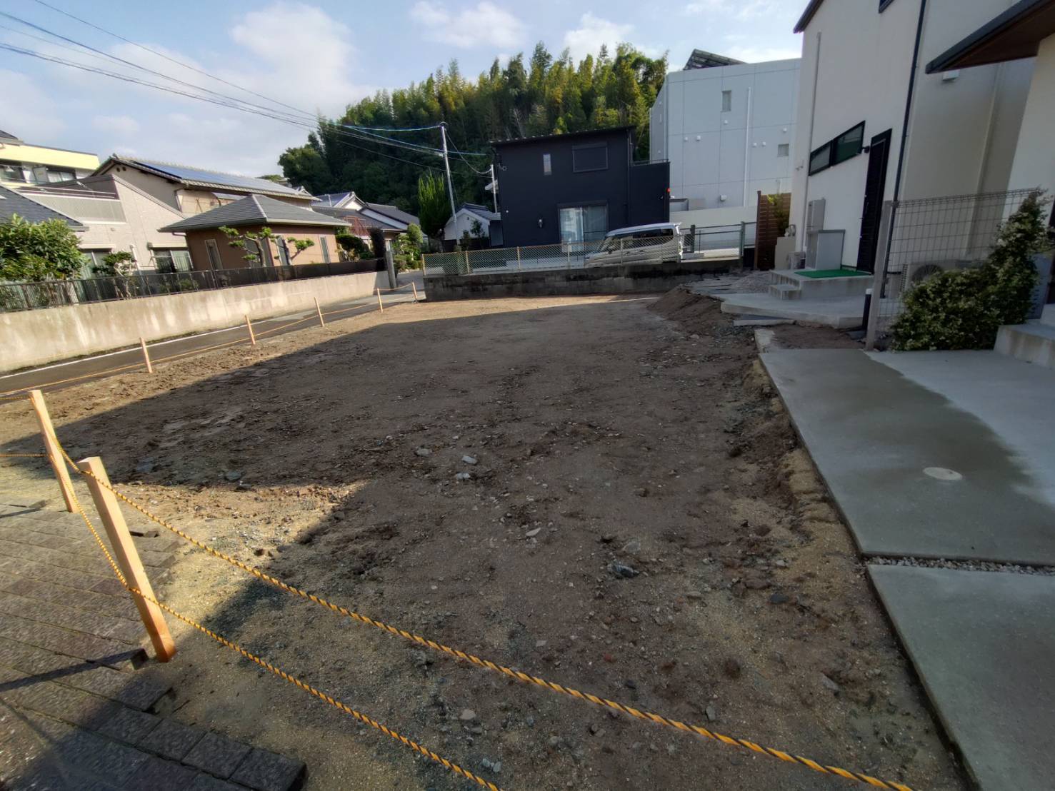 道路の角から見た、整地を終えた空港前の敷地