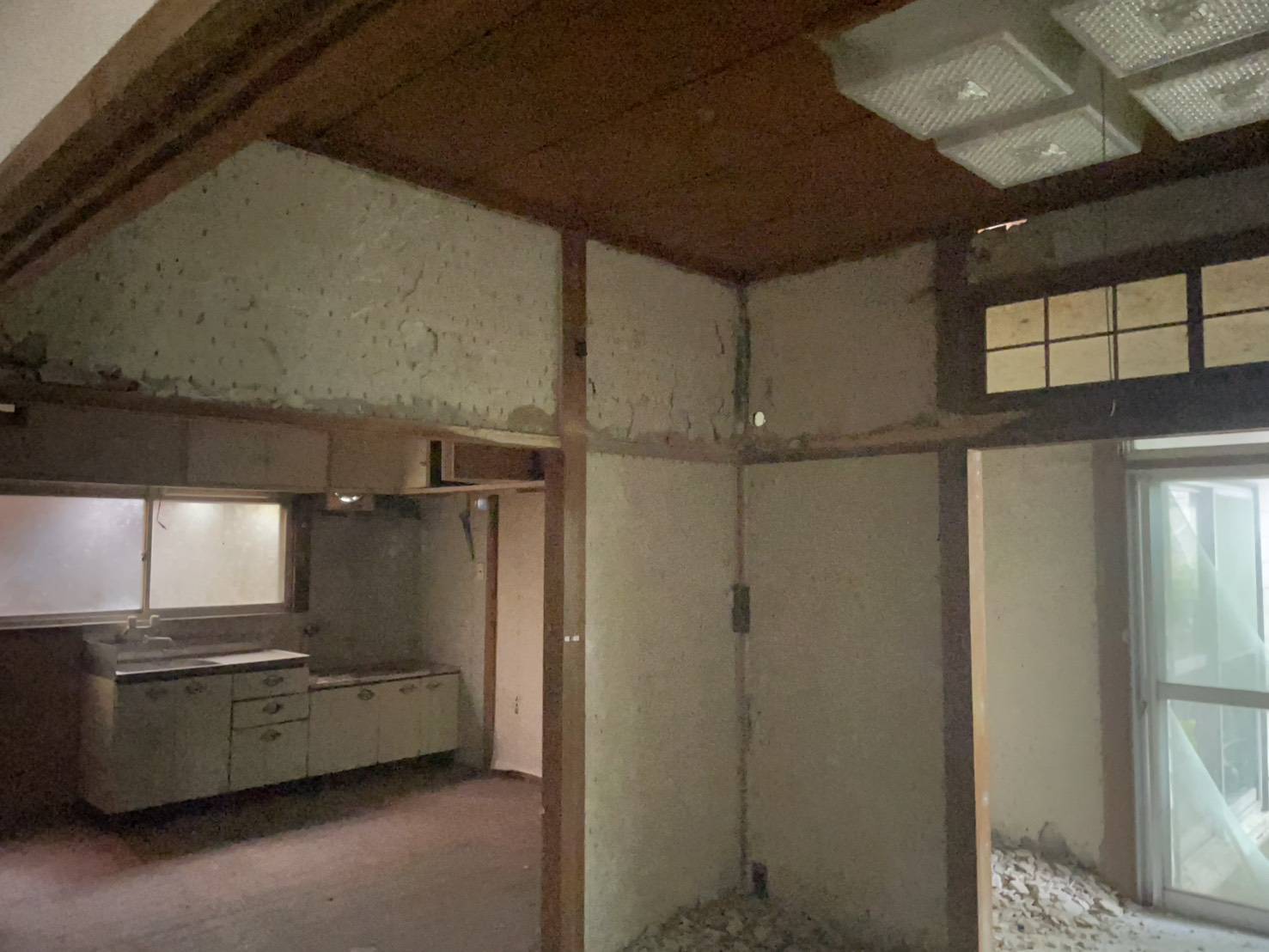 壁をはがし始めた、昔ながらの台所