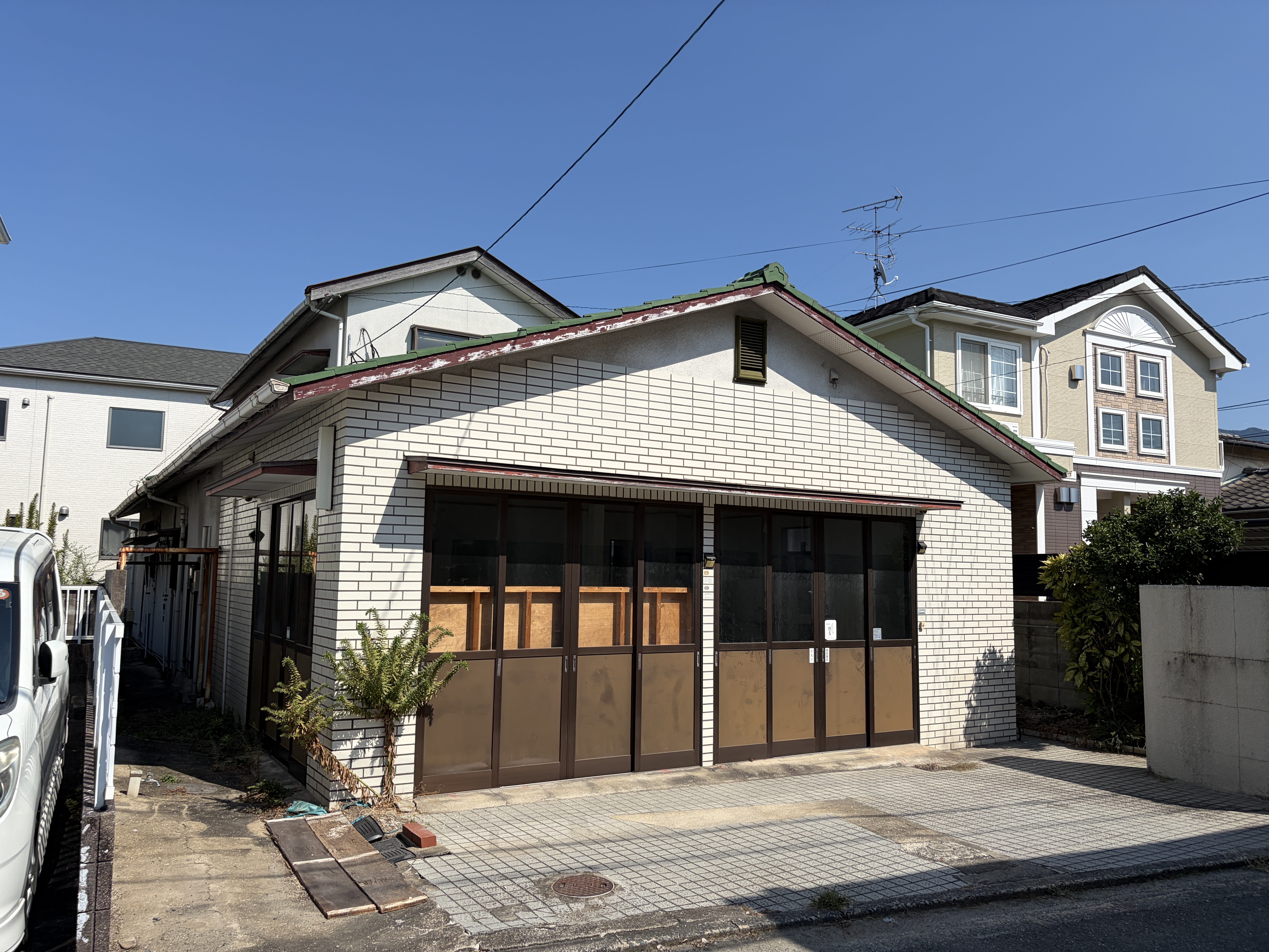 斜めから見た田隈の店舗付き住宅と、奥に続く建物